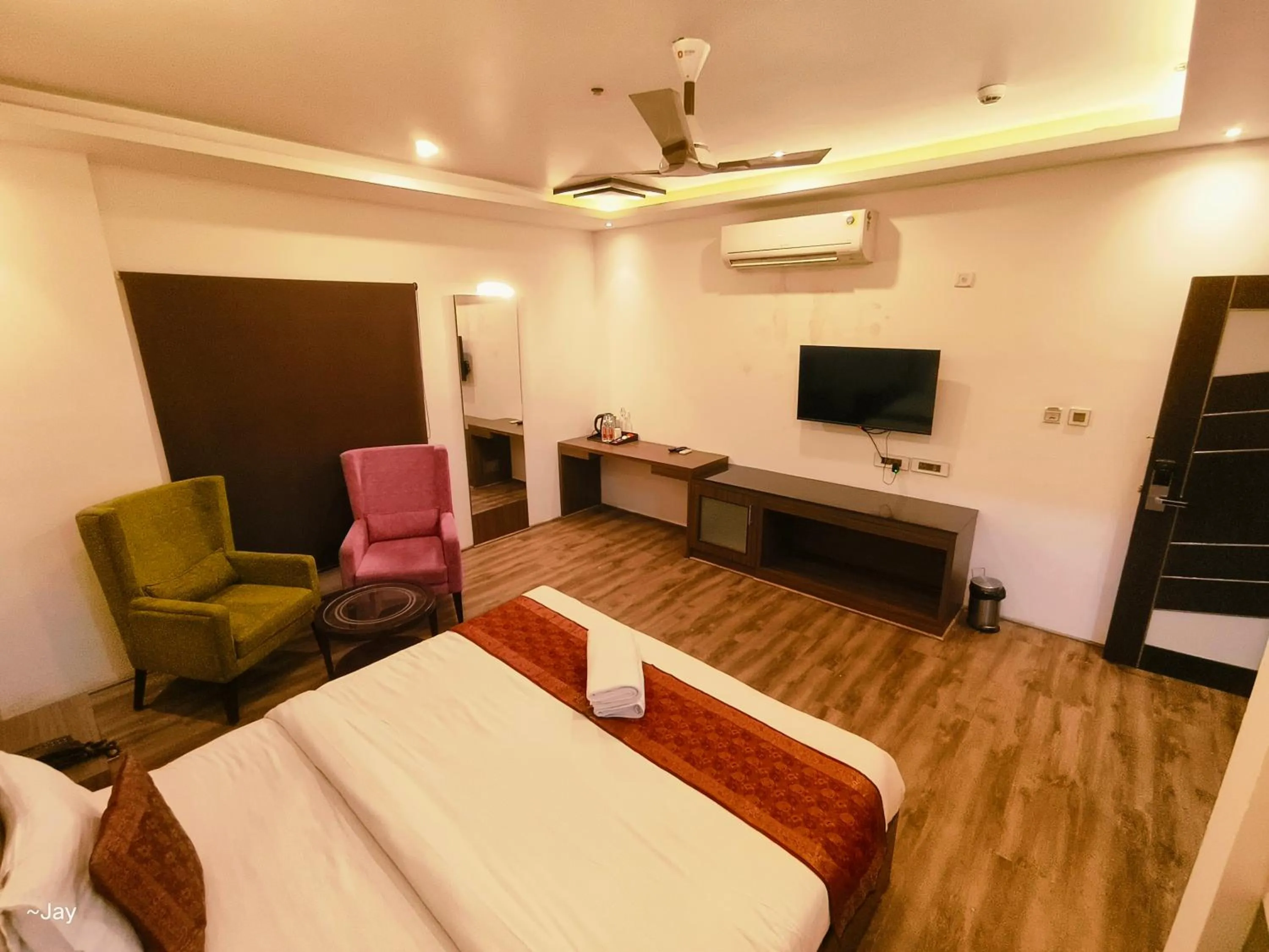 Communal lounge/ TV room, Bed in THE TRIUMPH Hotel