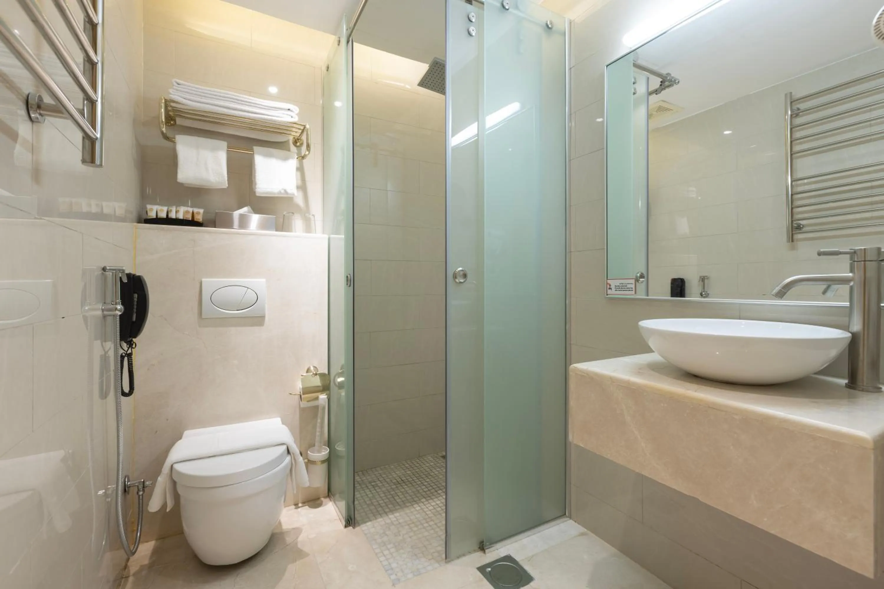 Shower in Qasr Al Sahab Hotel Makkah