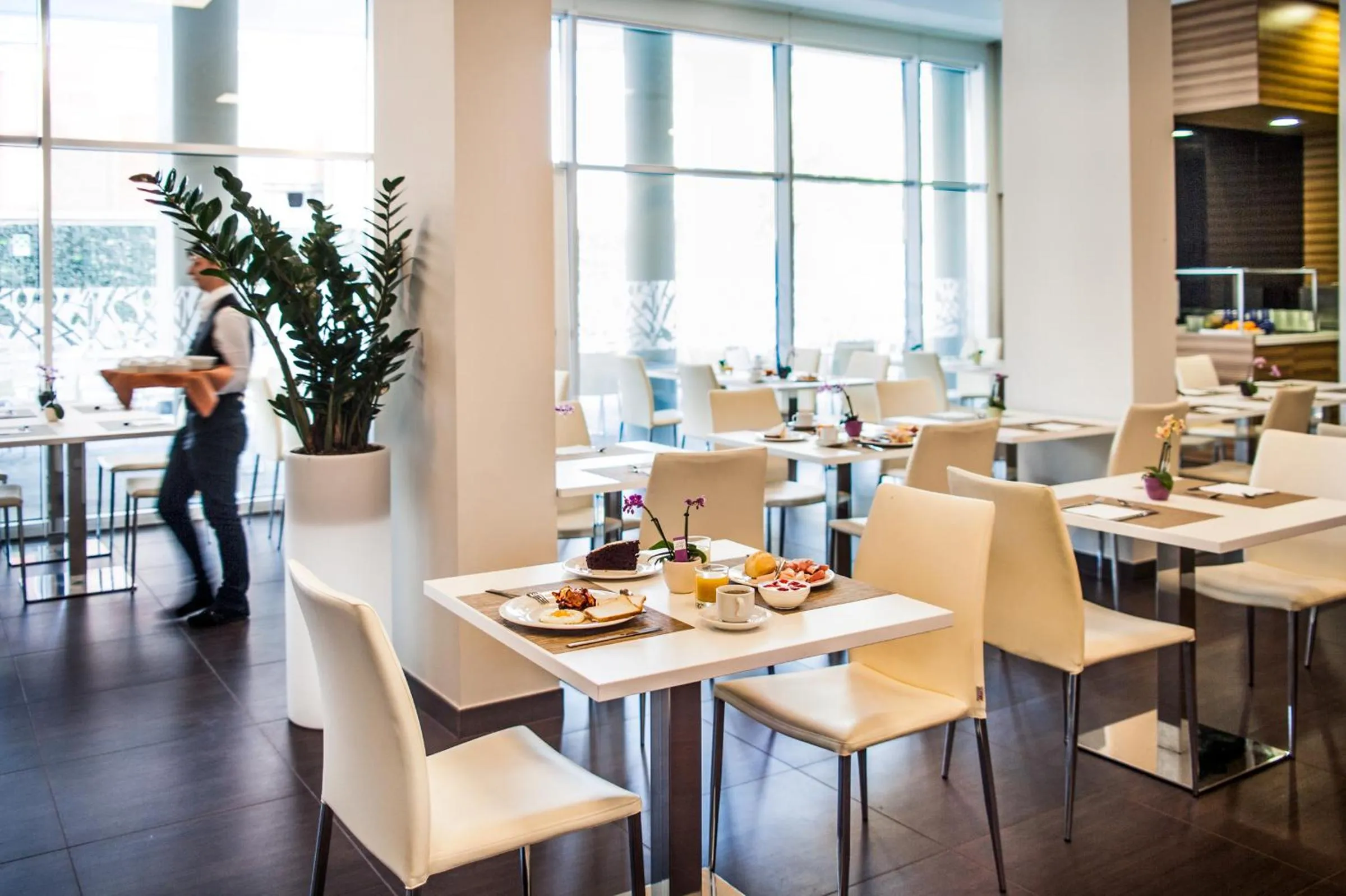 Restaurant/places to eat in Hotel degli Arcimboldi