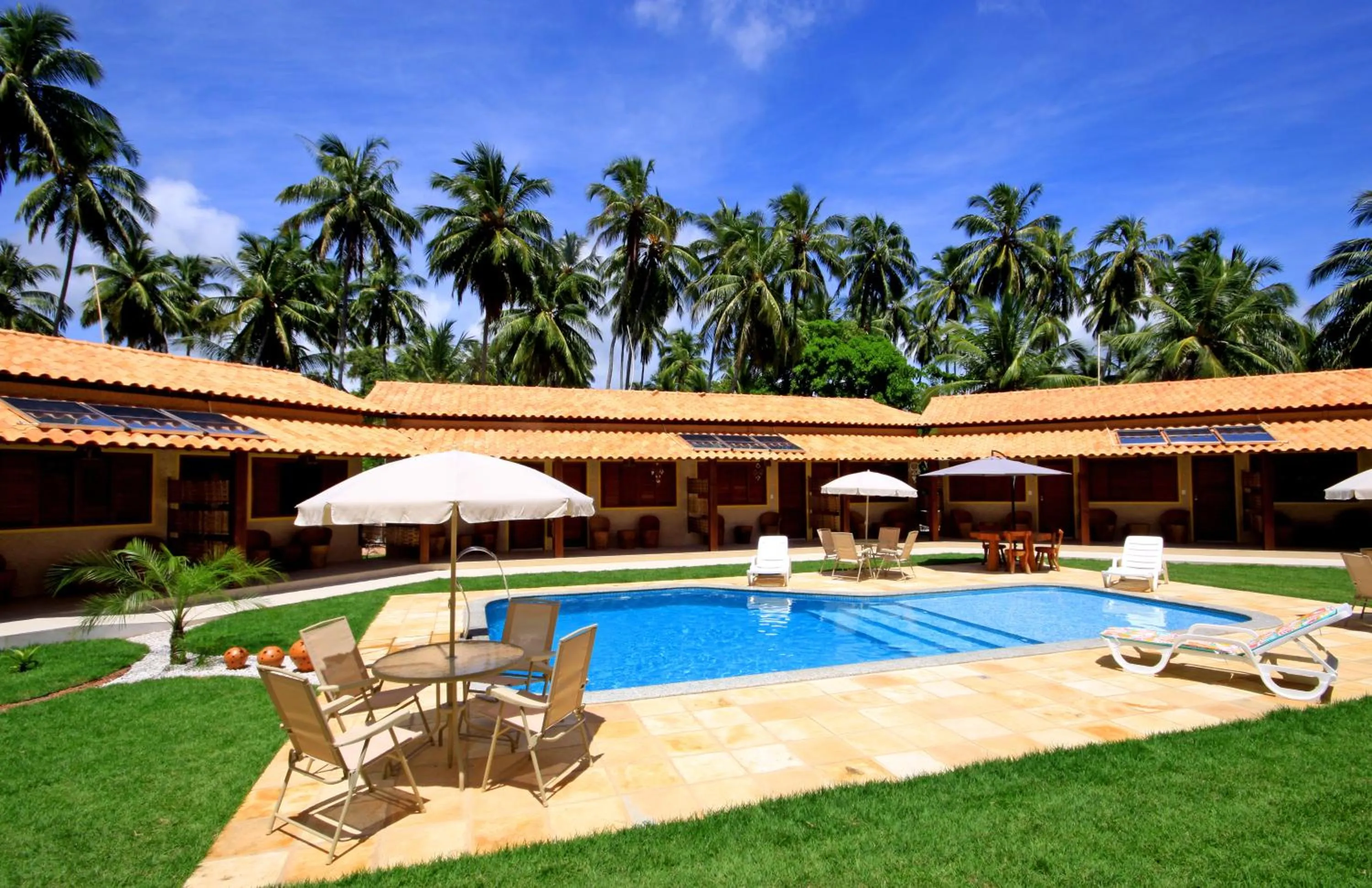 Pool view in Pousada Yapara-Tyba