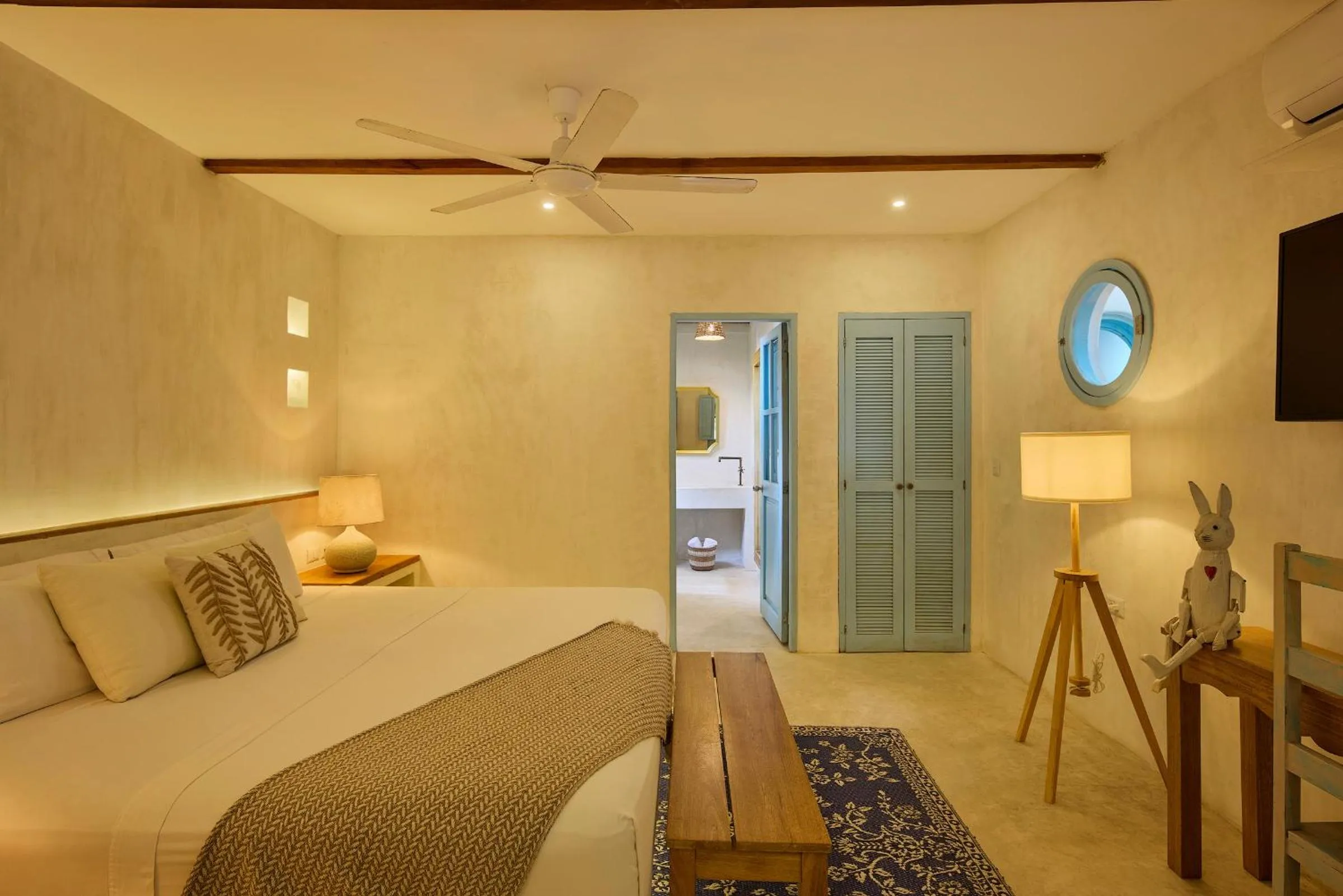 Photo of the whole room, Bed in Fenix Beach Cartagena