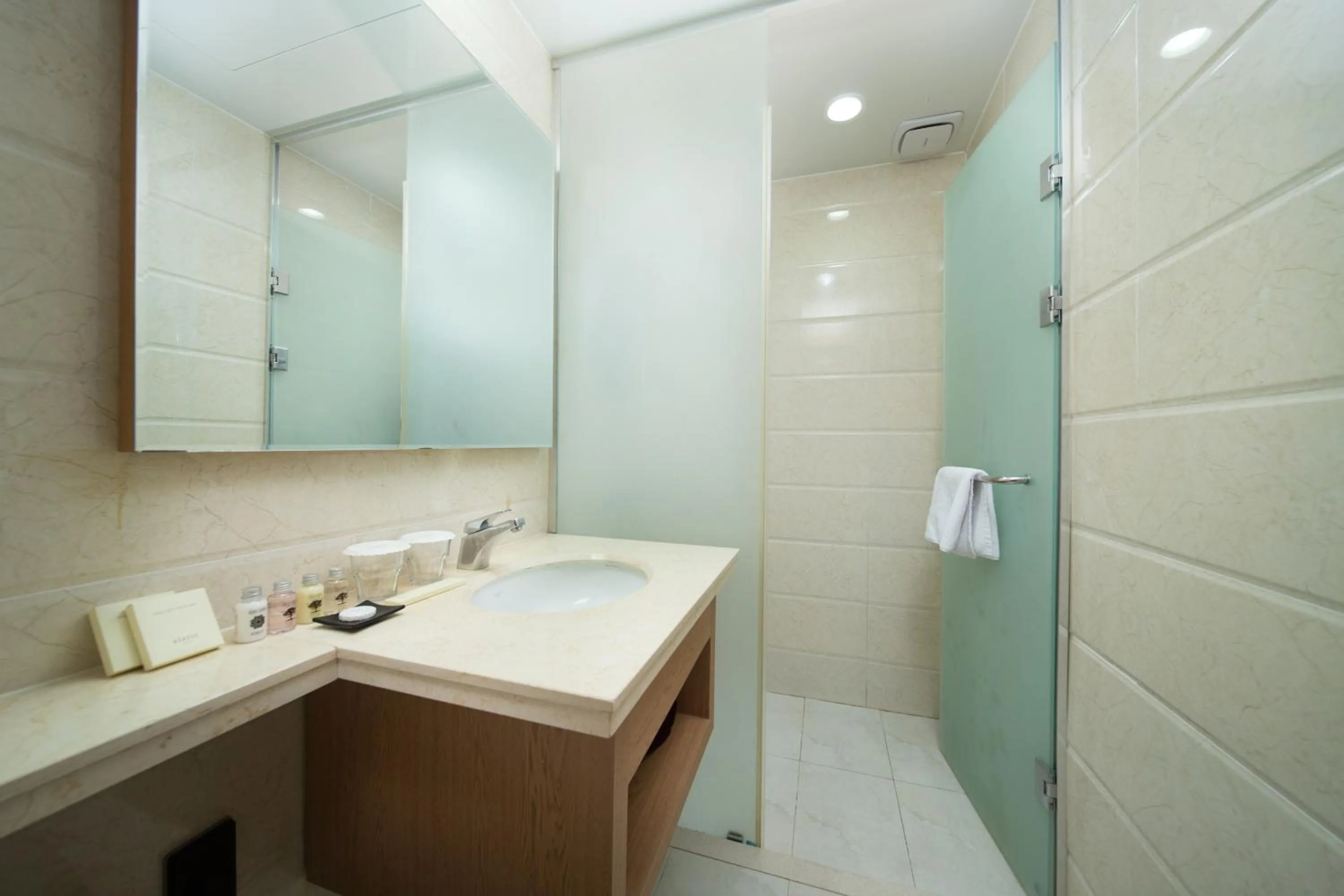 Toilet in Bareve Hotel