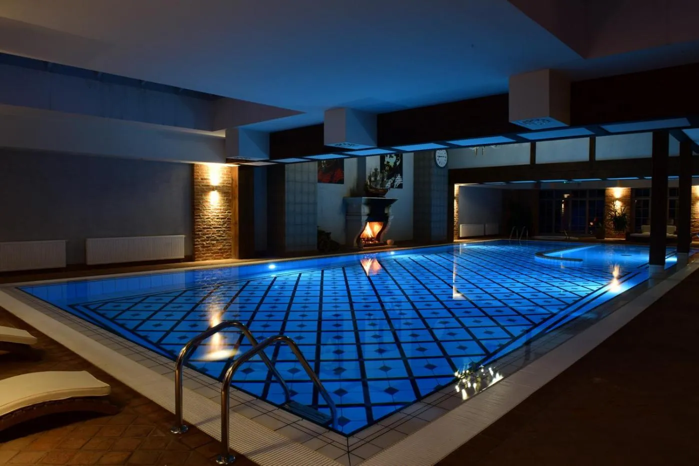 Swimming pool in Hotel Palac Staniszow