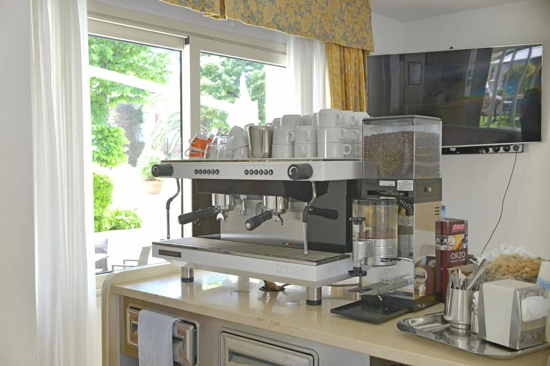 Lounge or bar in HOTEL PIGALLE