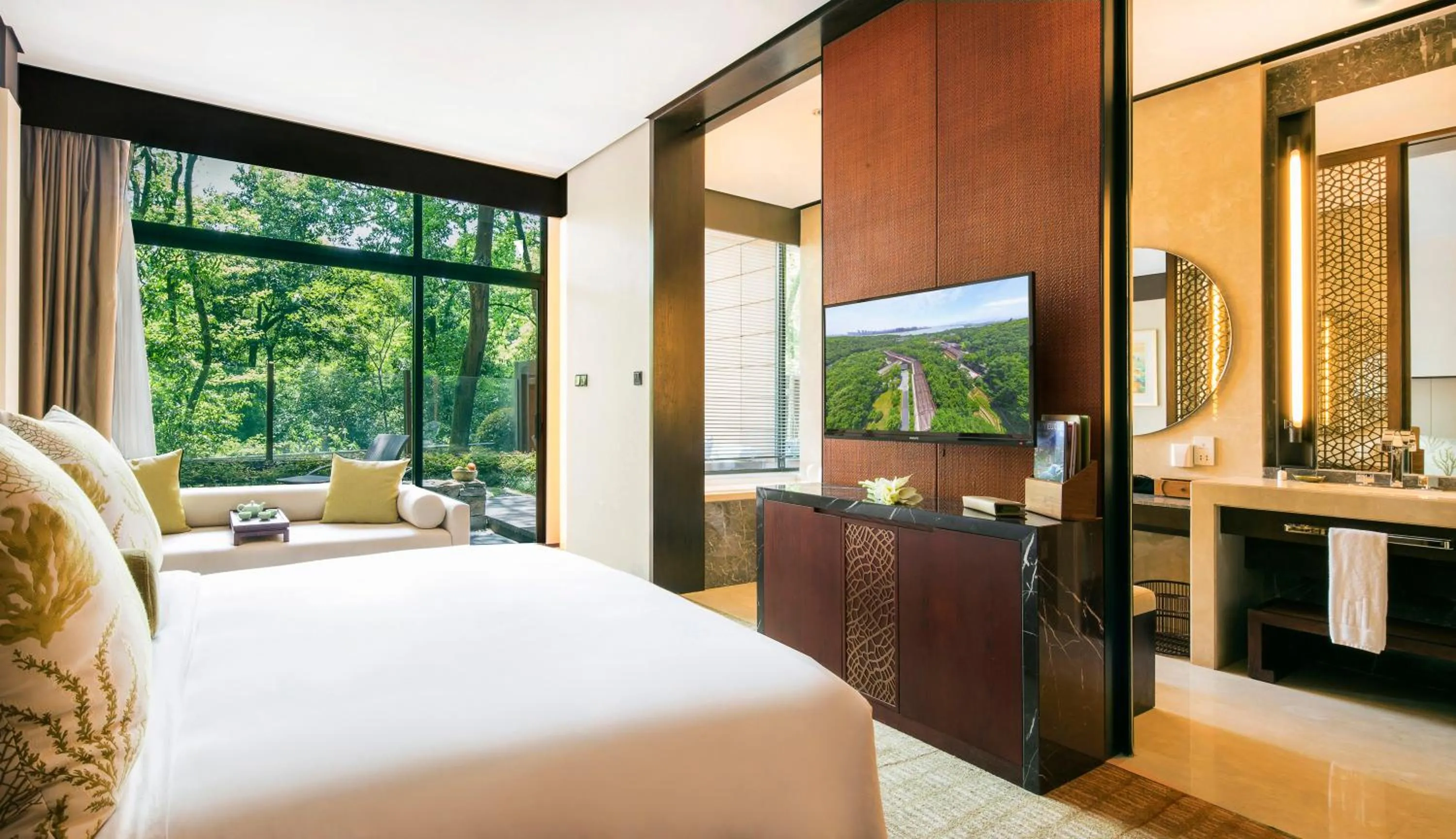 Toilet, Bed in Millennium Resort Hangzhou