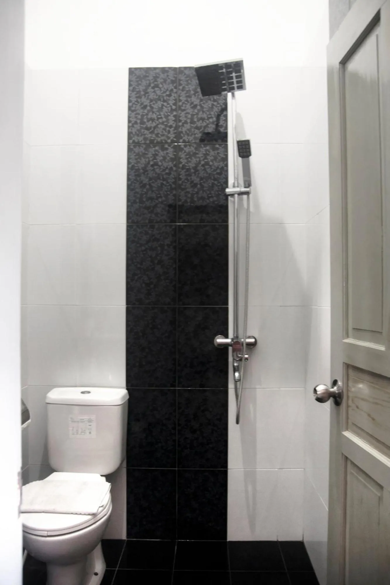 Bathroom in Ndalem Mantrigawen