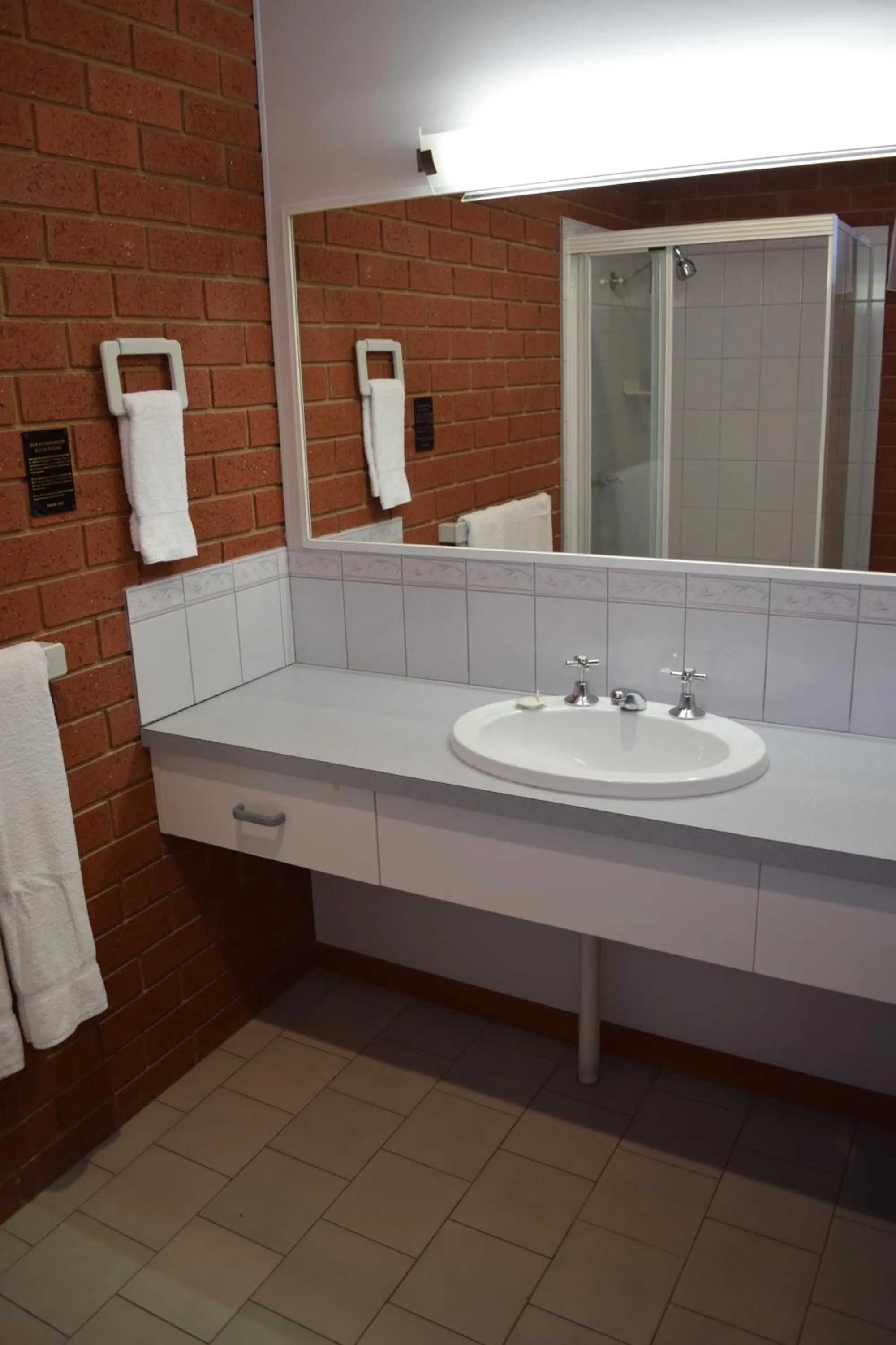 Bathroom in Barooga River Gums Motor Inn