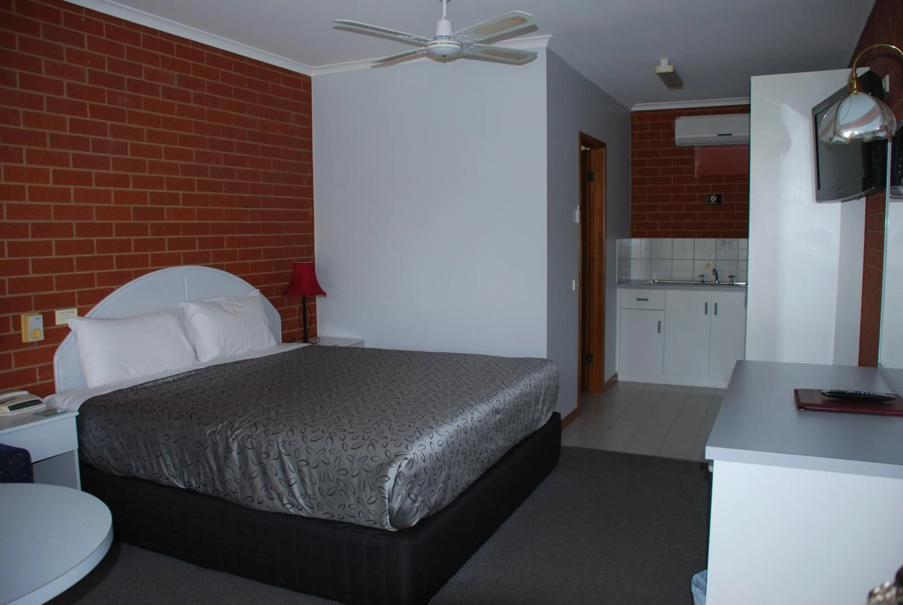 Photo of the whole room, Bed in Barooga River Gums Motor Inn