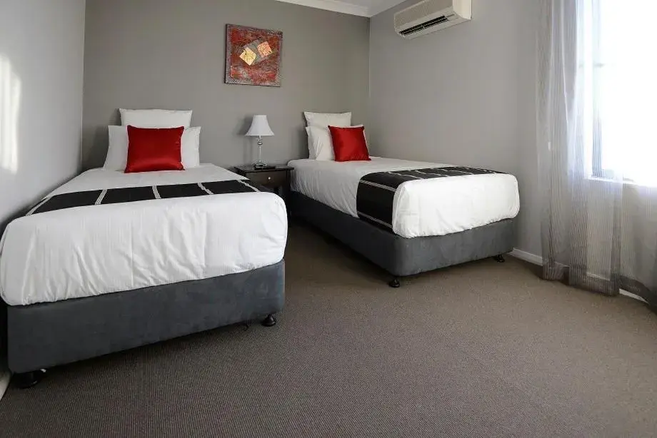 Family Two-Bedroom Suite in Astro Dish Motor Inn Family Two-Bedroom Suite in Astro Dish Motor Inn