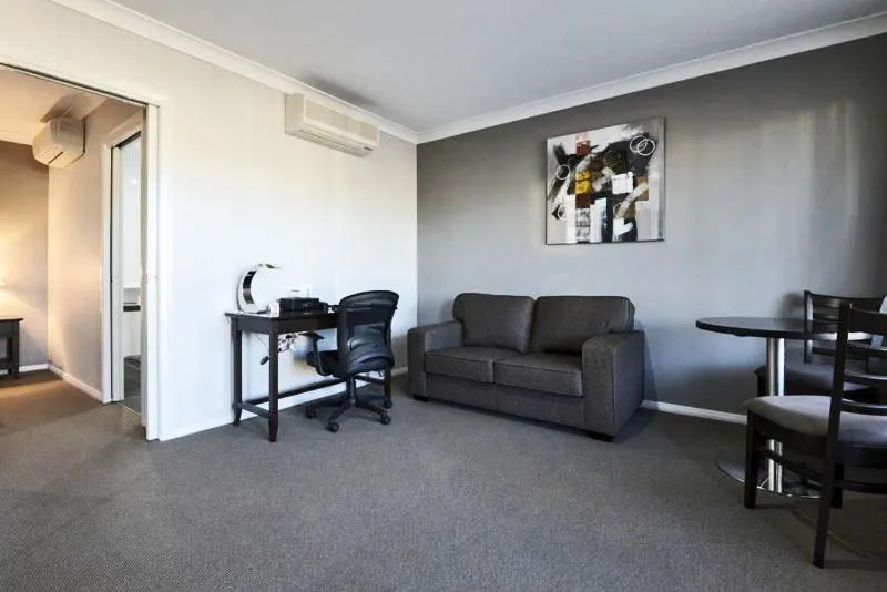 Day in Astro Dish Motor Inn