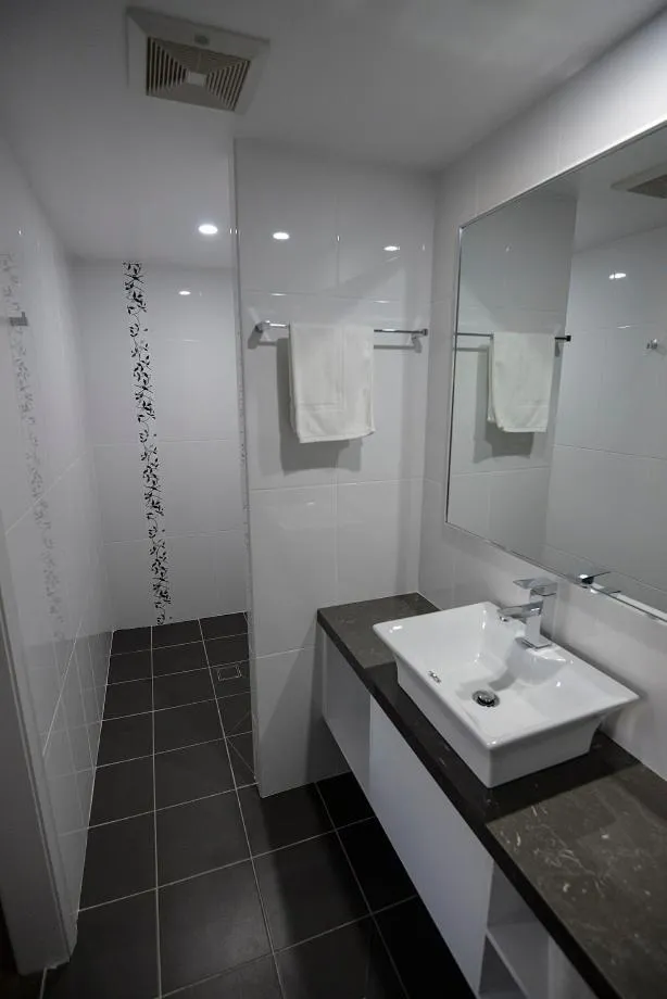 Bathroom in Astro Dish Motor Inn