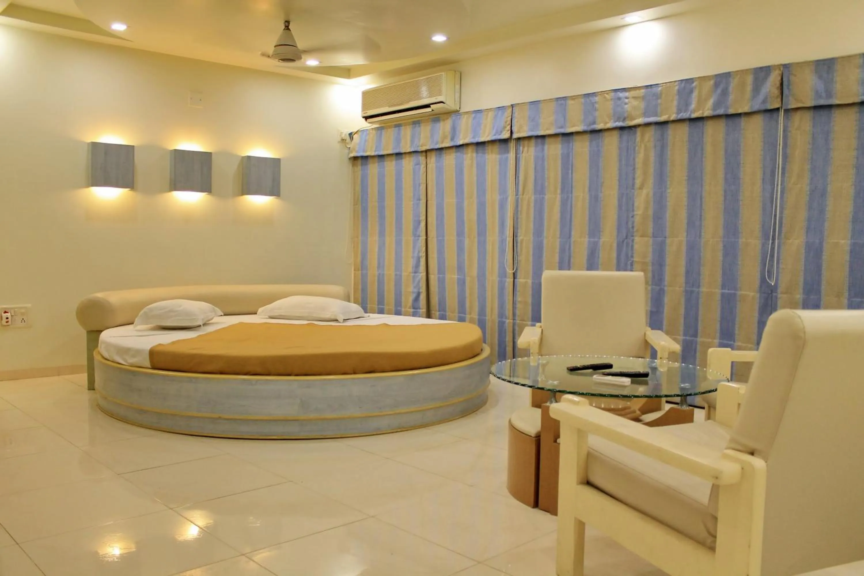 Photo of the whole room, Bed in Hotel Kuber