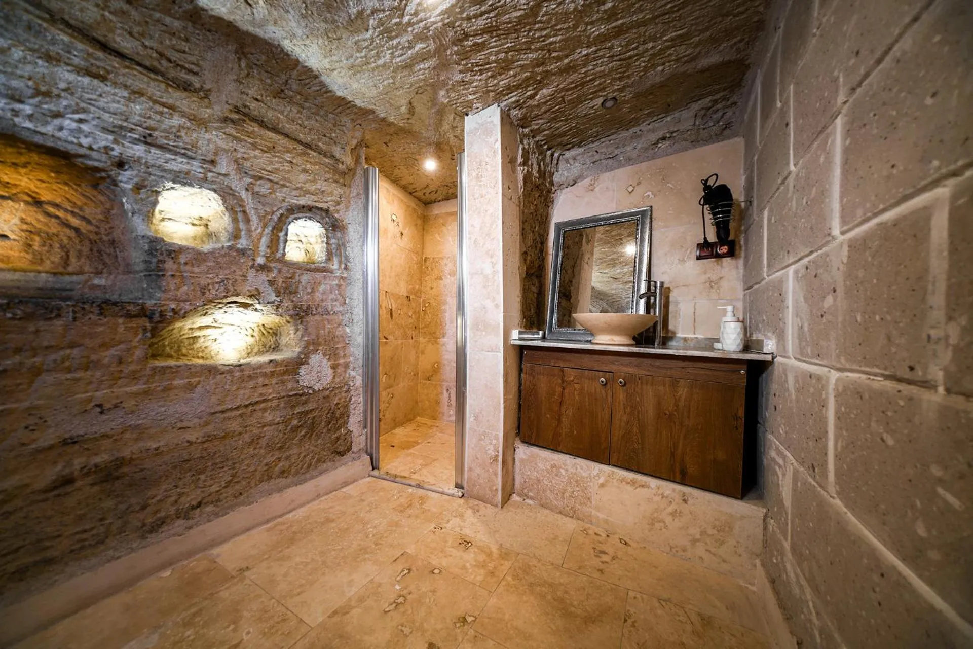 Shower in Azalea Terrace Cave Hotel