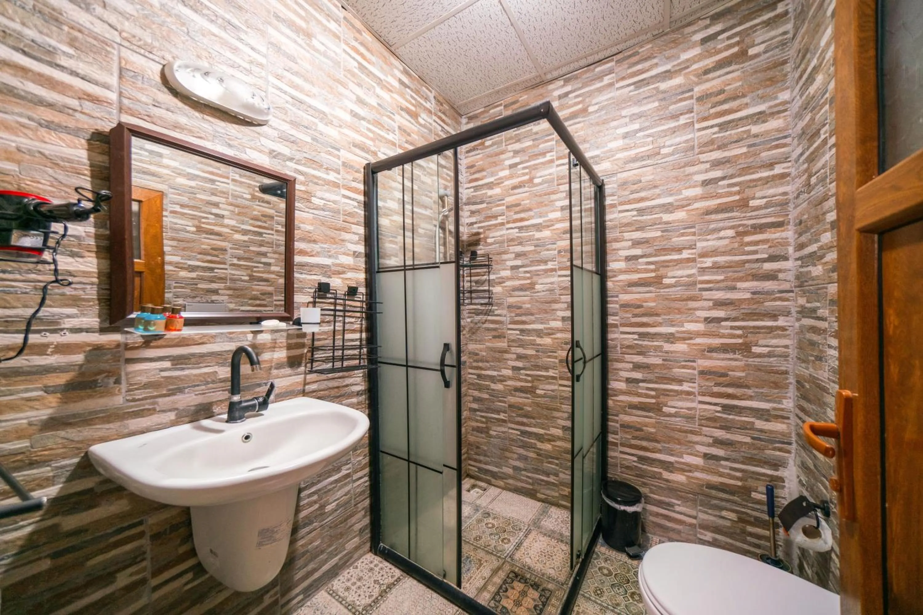 Shower in Azalea Terrace Cave Hotel