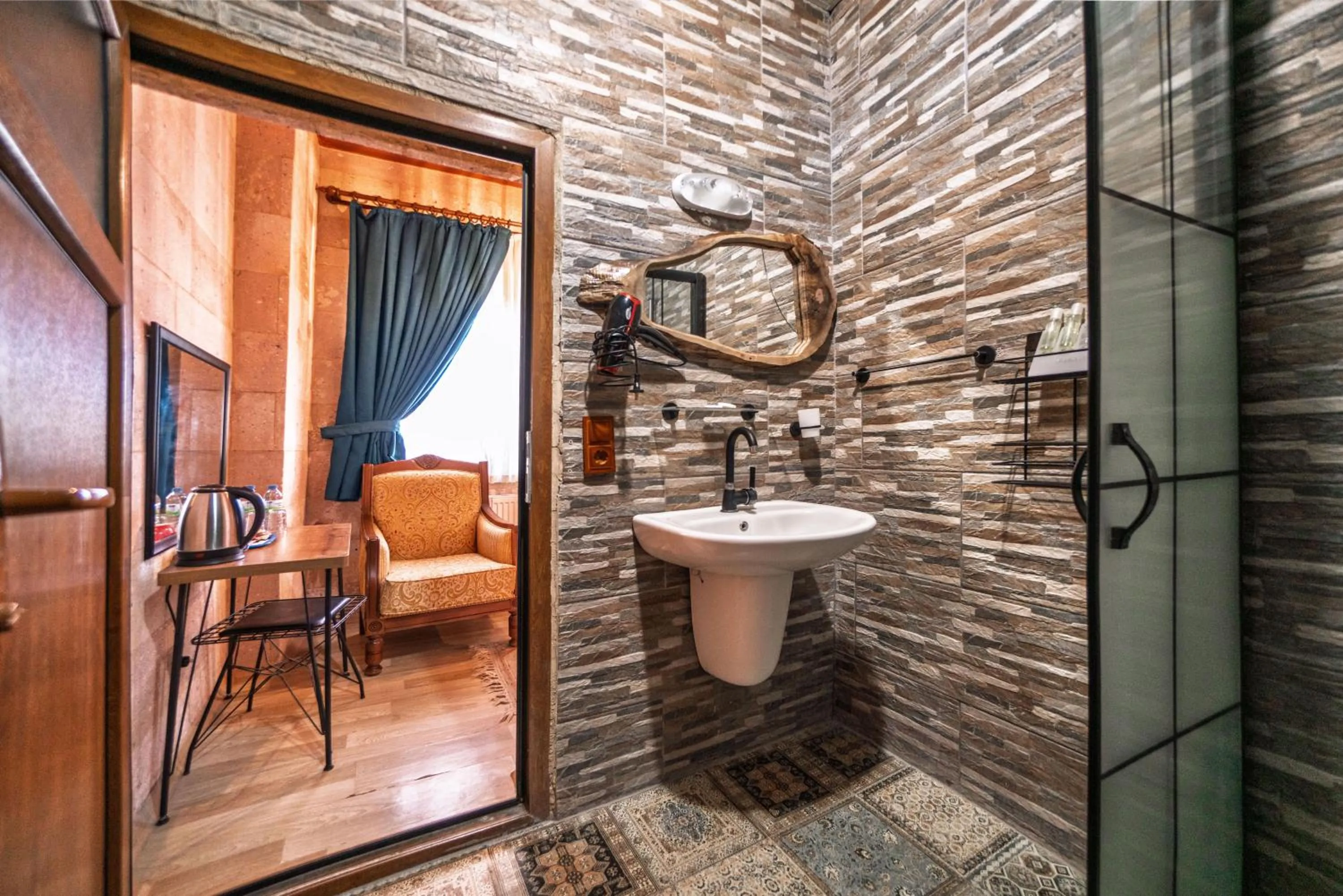 Shower in Azalea Terrace Cave Hotel