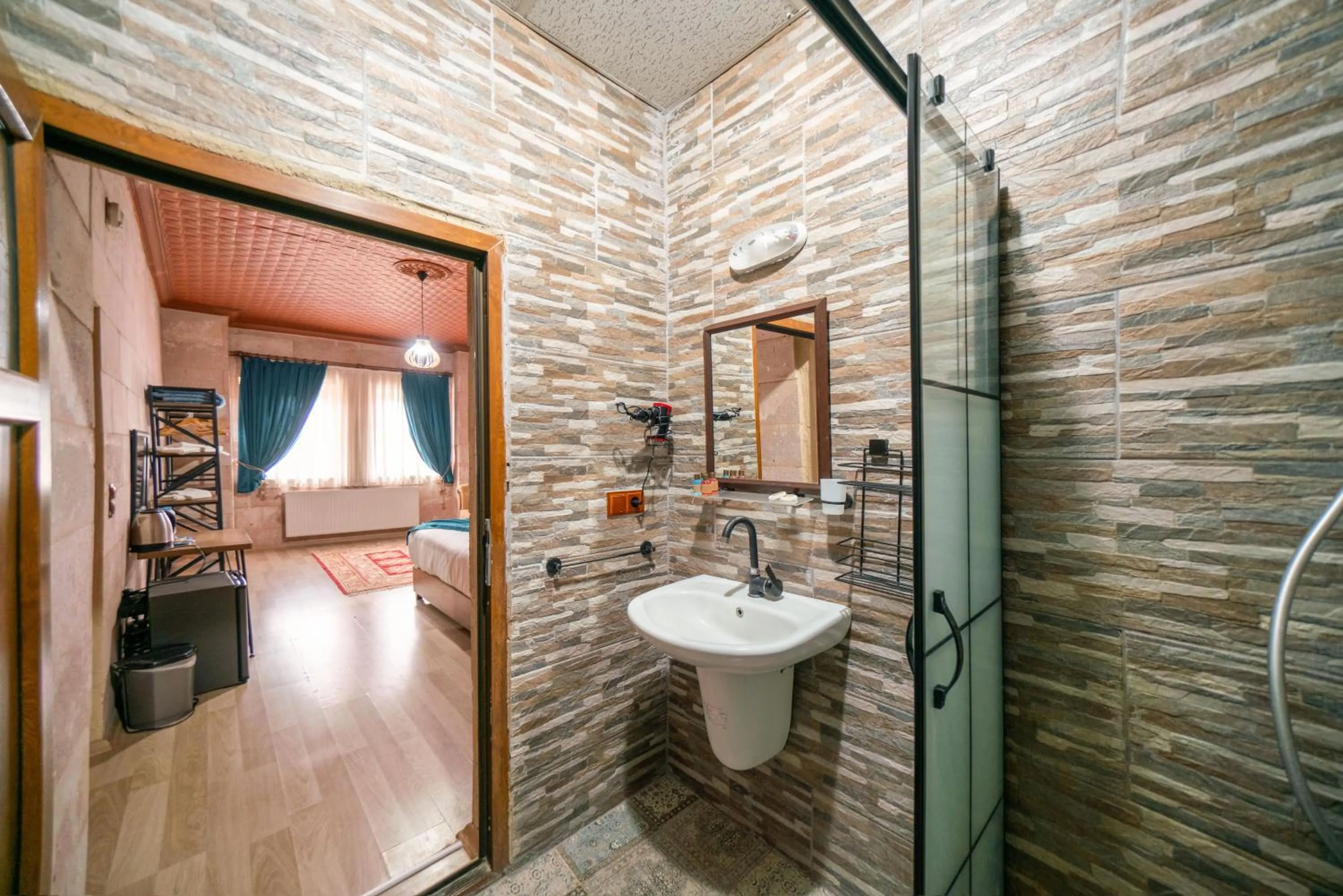 Shower in Azalea Terrace Cave Hotel