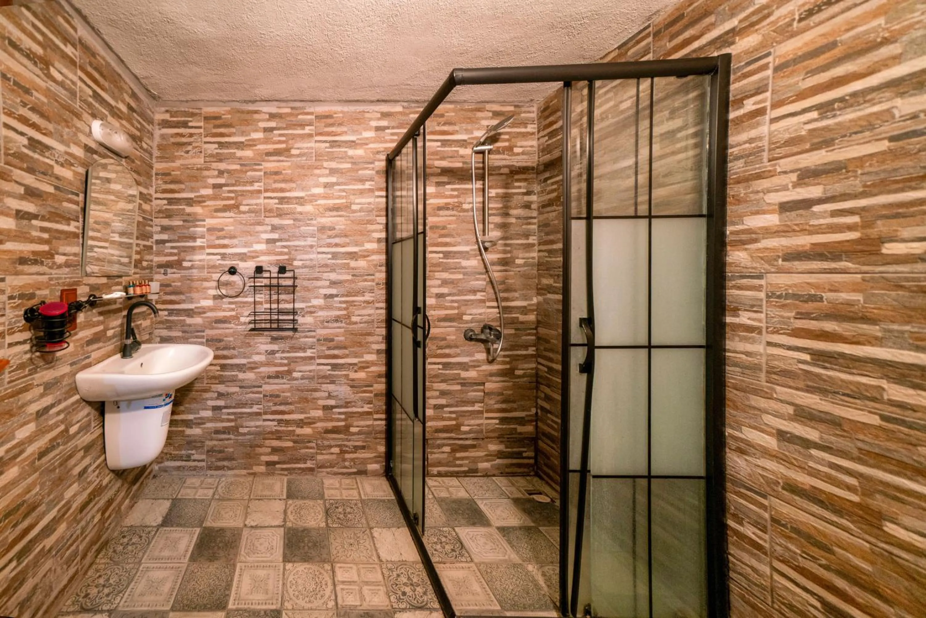 Shower in Azalea Terrace Cave Hotel