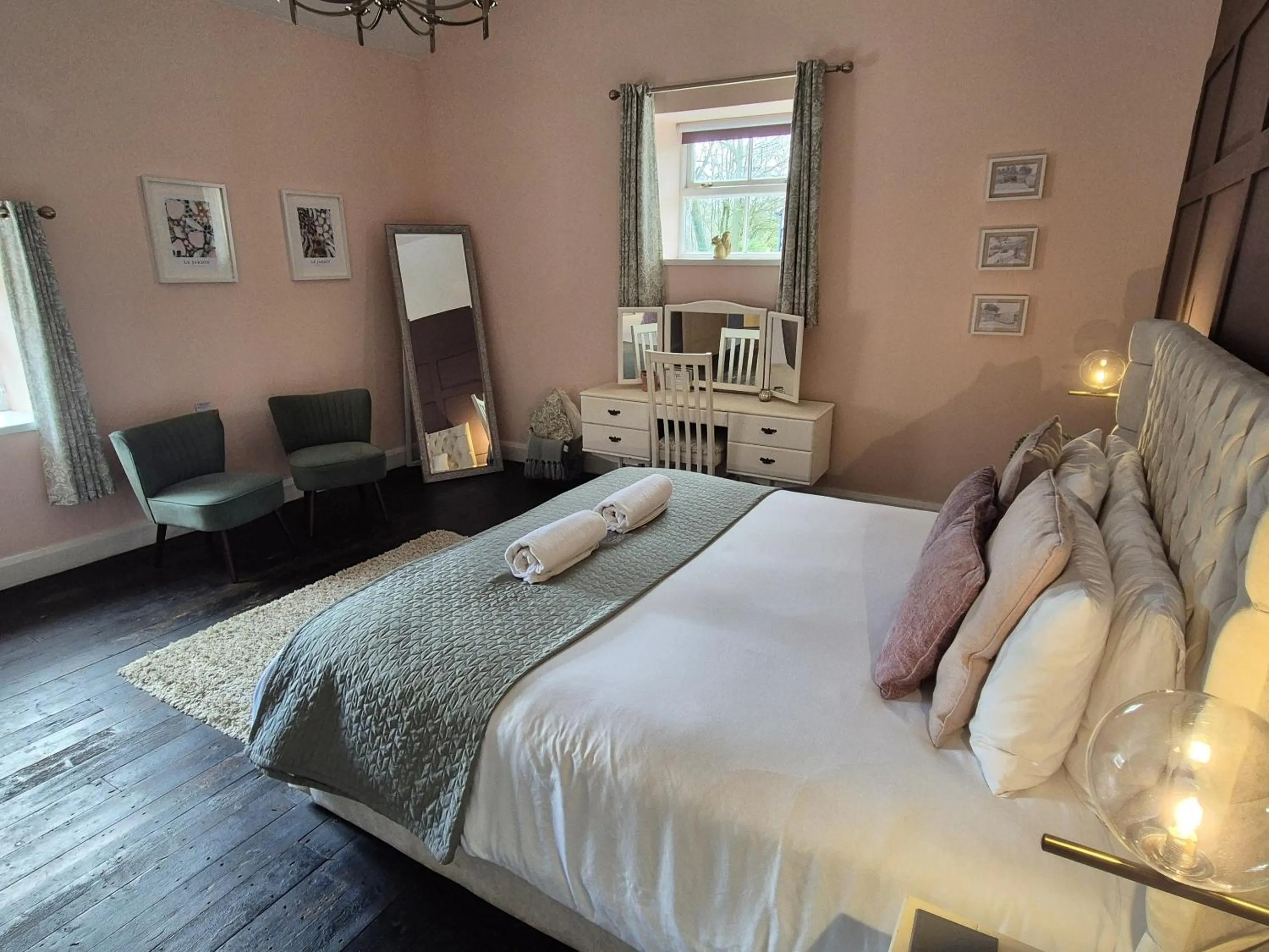 Bedroom, Bed in Squirrel Cottage