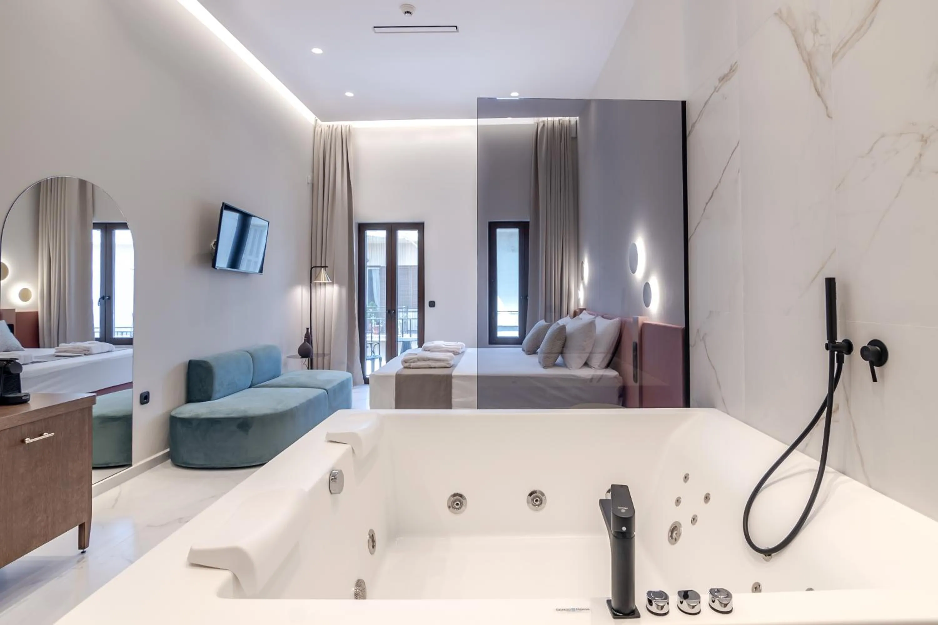 Hot Tub, Bed in Omma Suites