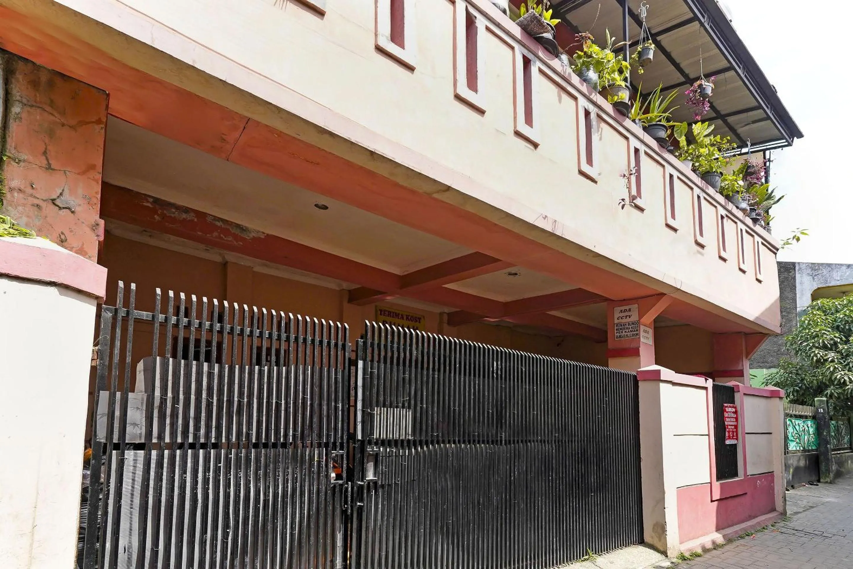 Facade/entrance in Hotel O Rumah Bundo Syariah
