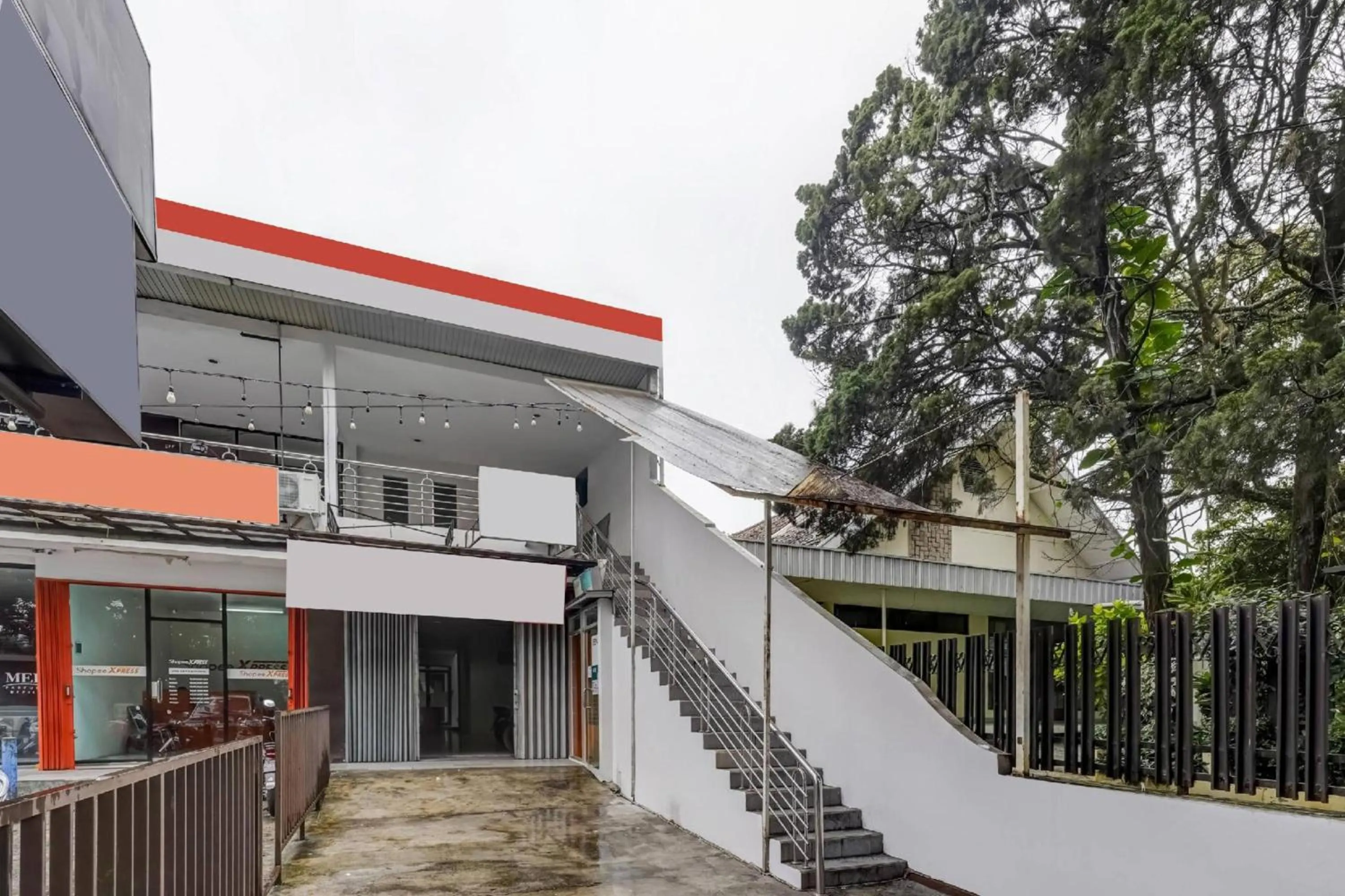Facade/entrance in Hotel O Dago Near Bandung Zoo Formerly Chatter Place