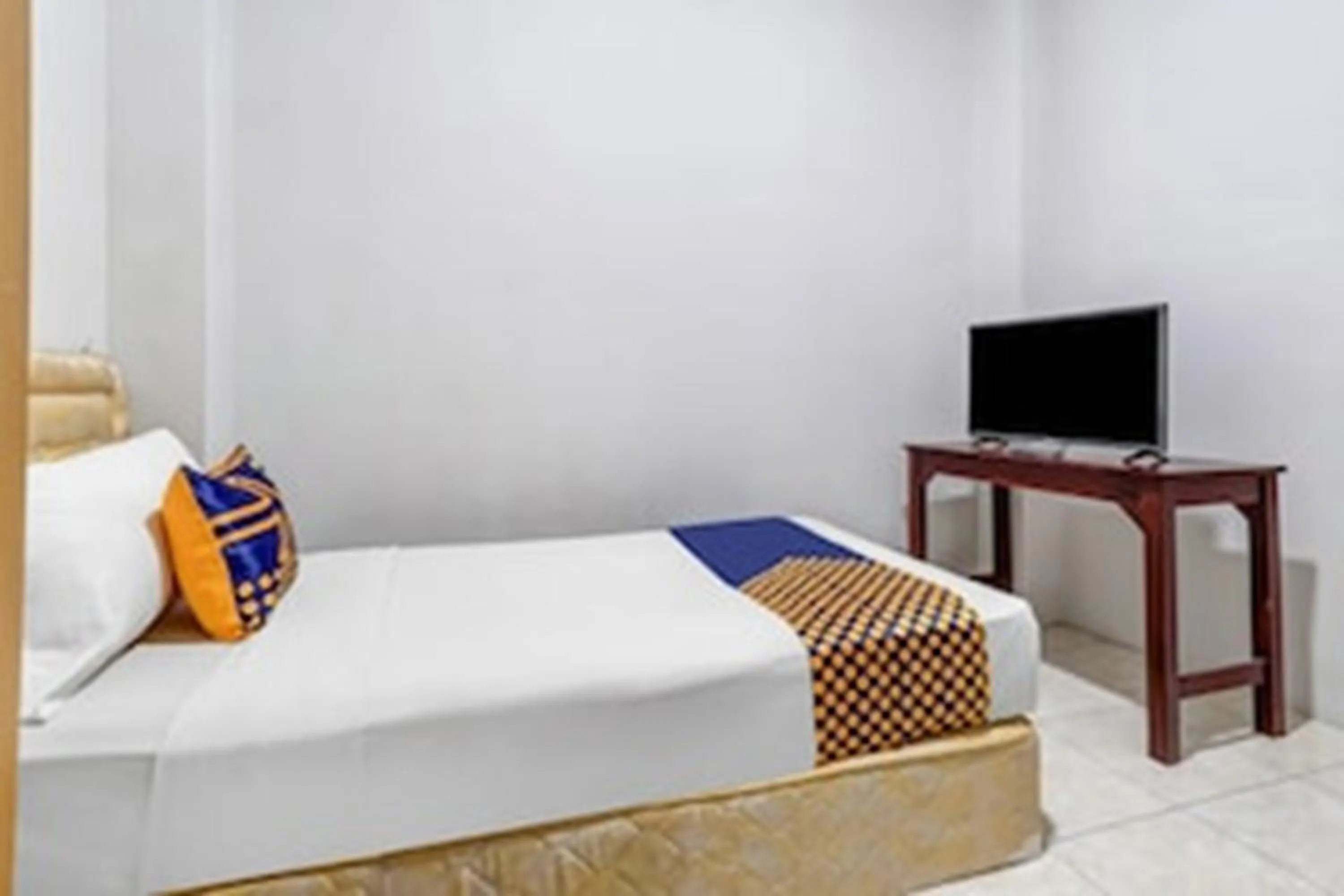 Photo of the whole room, Bed in Hotel O Dago Near Bandung Zoo Formerly Chatter Place