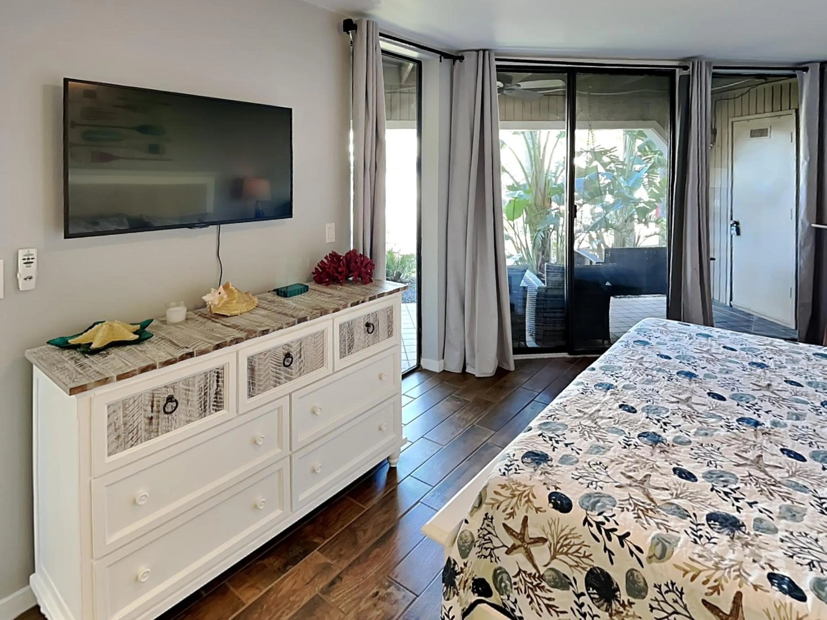 Bed in Hibiscus 101 D