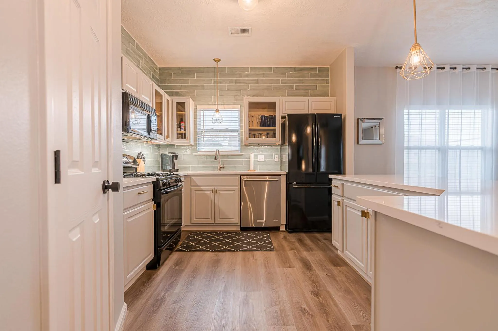 Kitchen or kitchenette in The Blue Flamingo