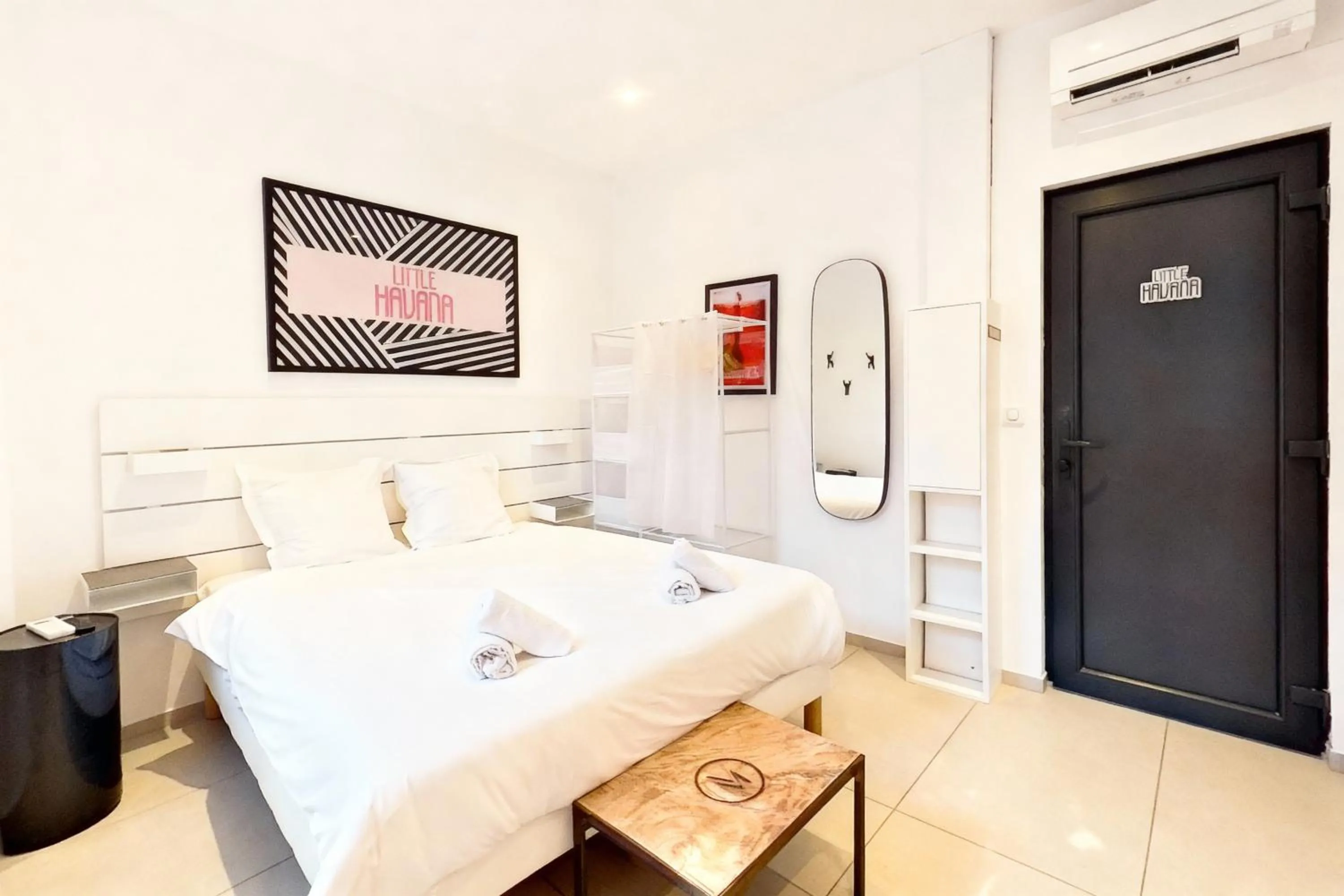 Bed in VILLA MARINA CANNES
