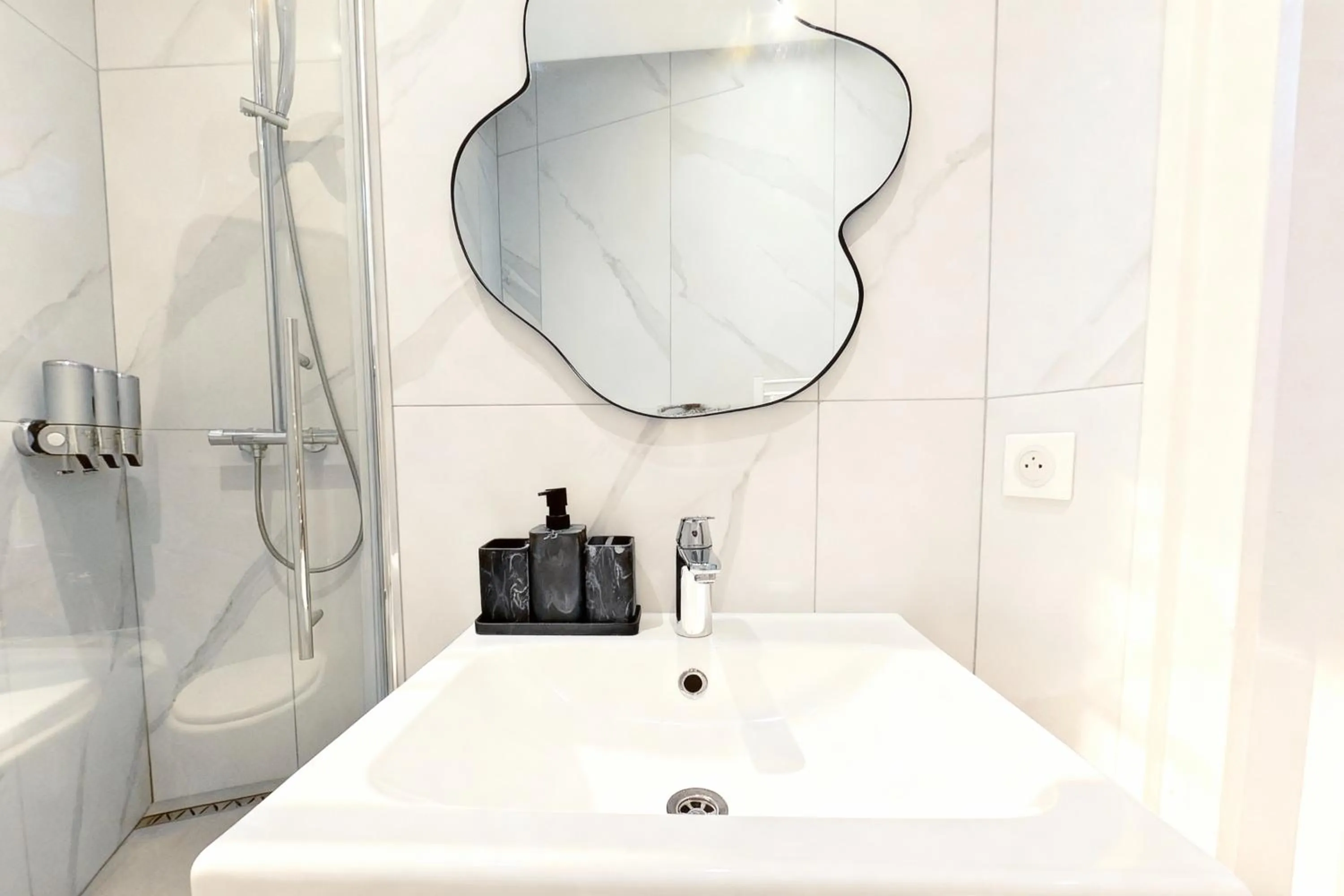 Shower in VILLA MARINA CANNES