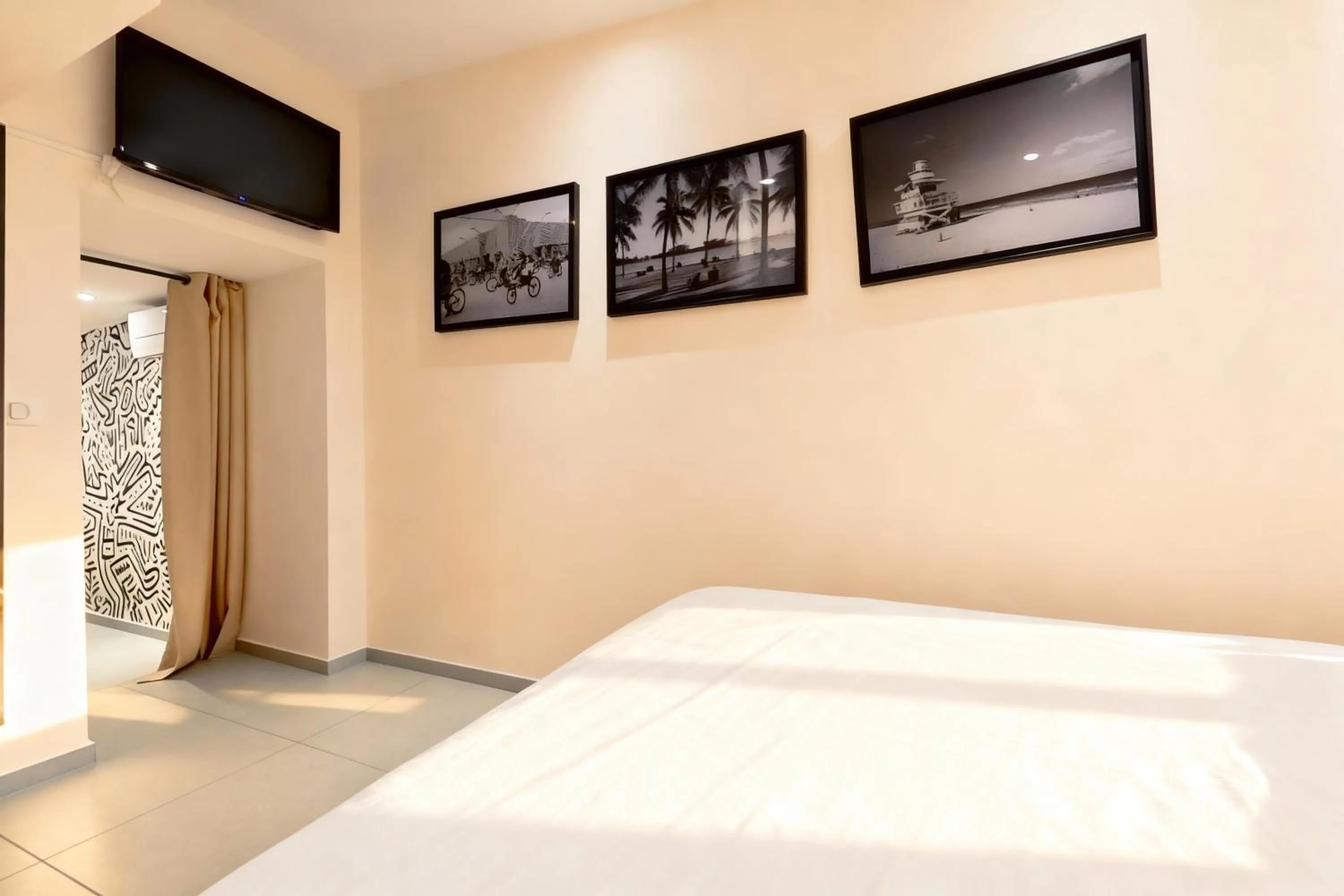 Bed in VILLA MARINA CANNES