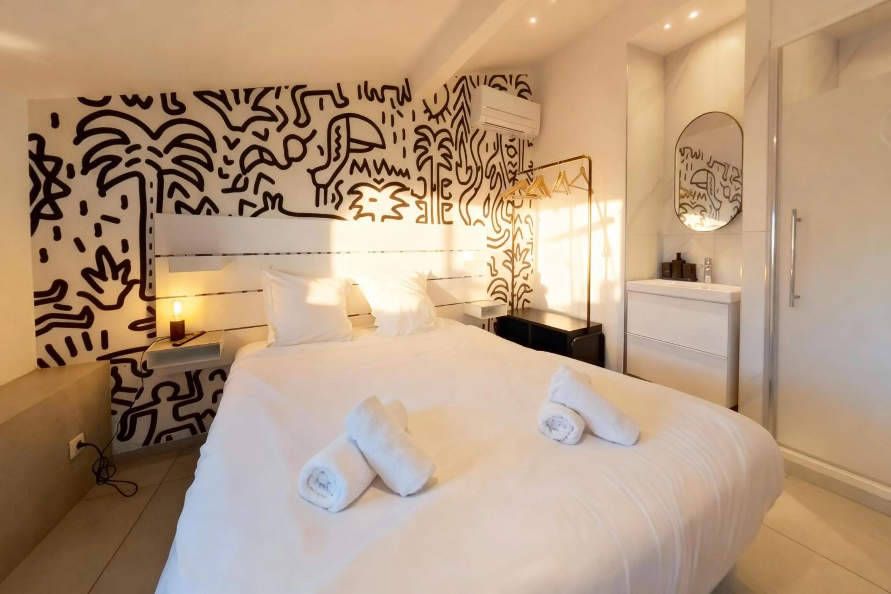 Bed in VILLA MARINA CANNES