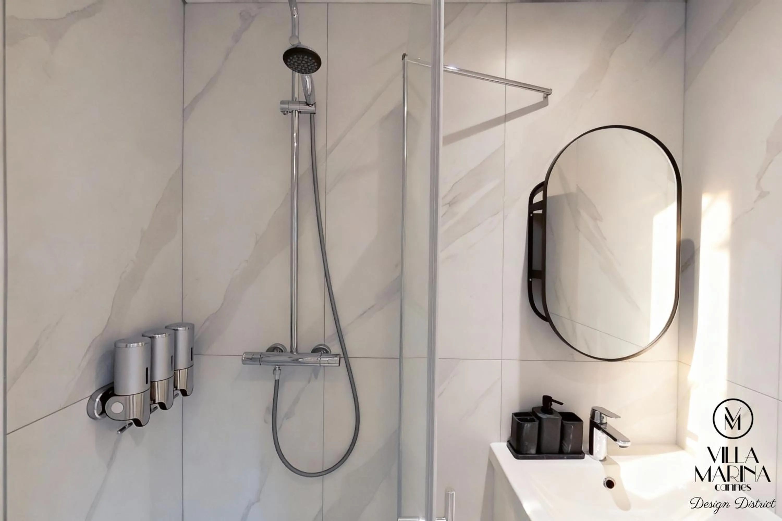 Shower in VILLA MARINA CANNES