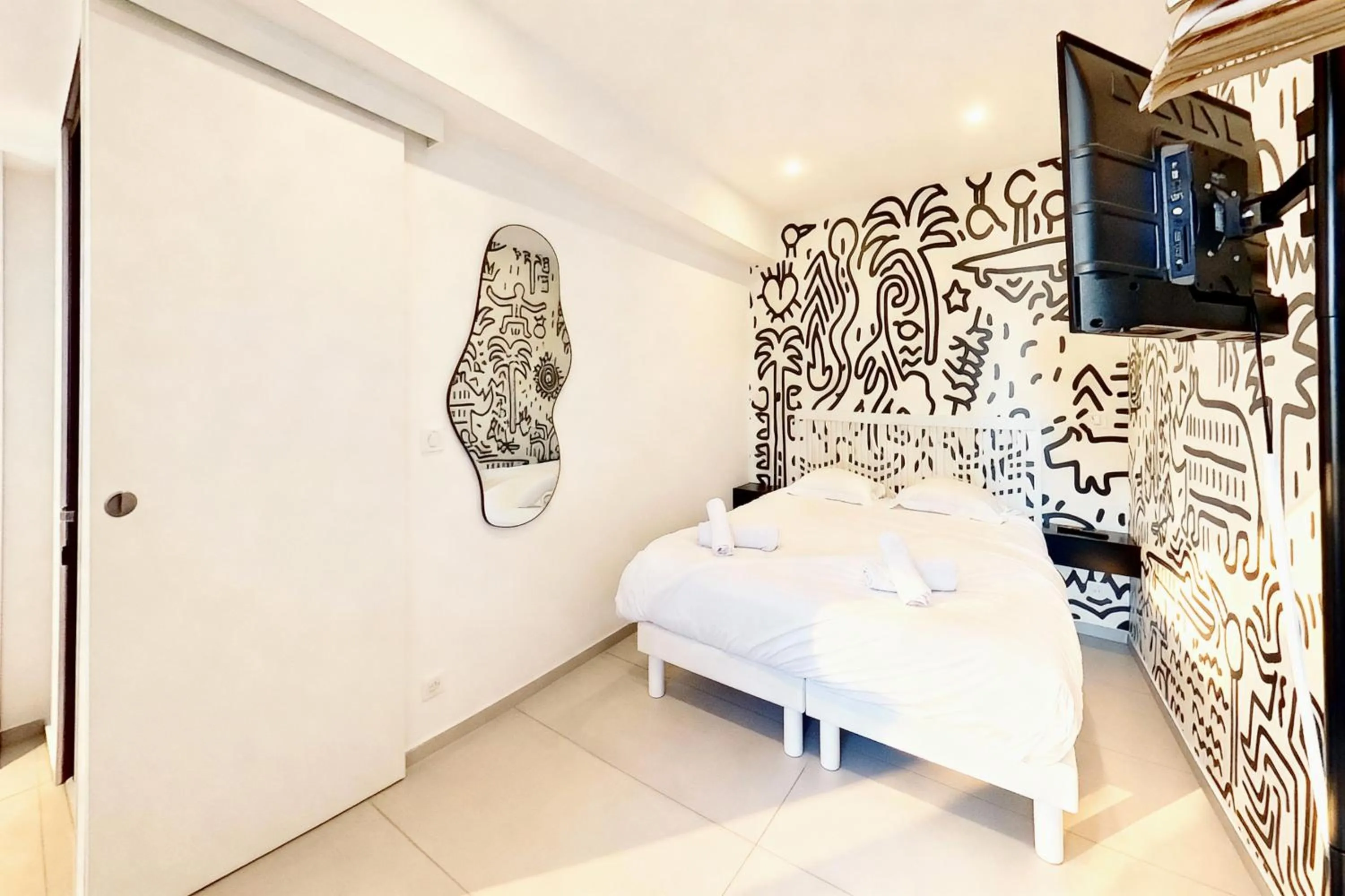 Bed in VILLA MARINA CANNES