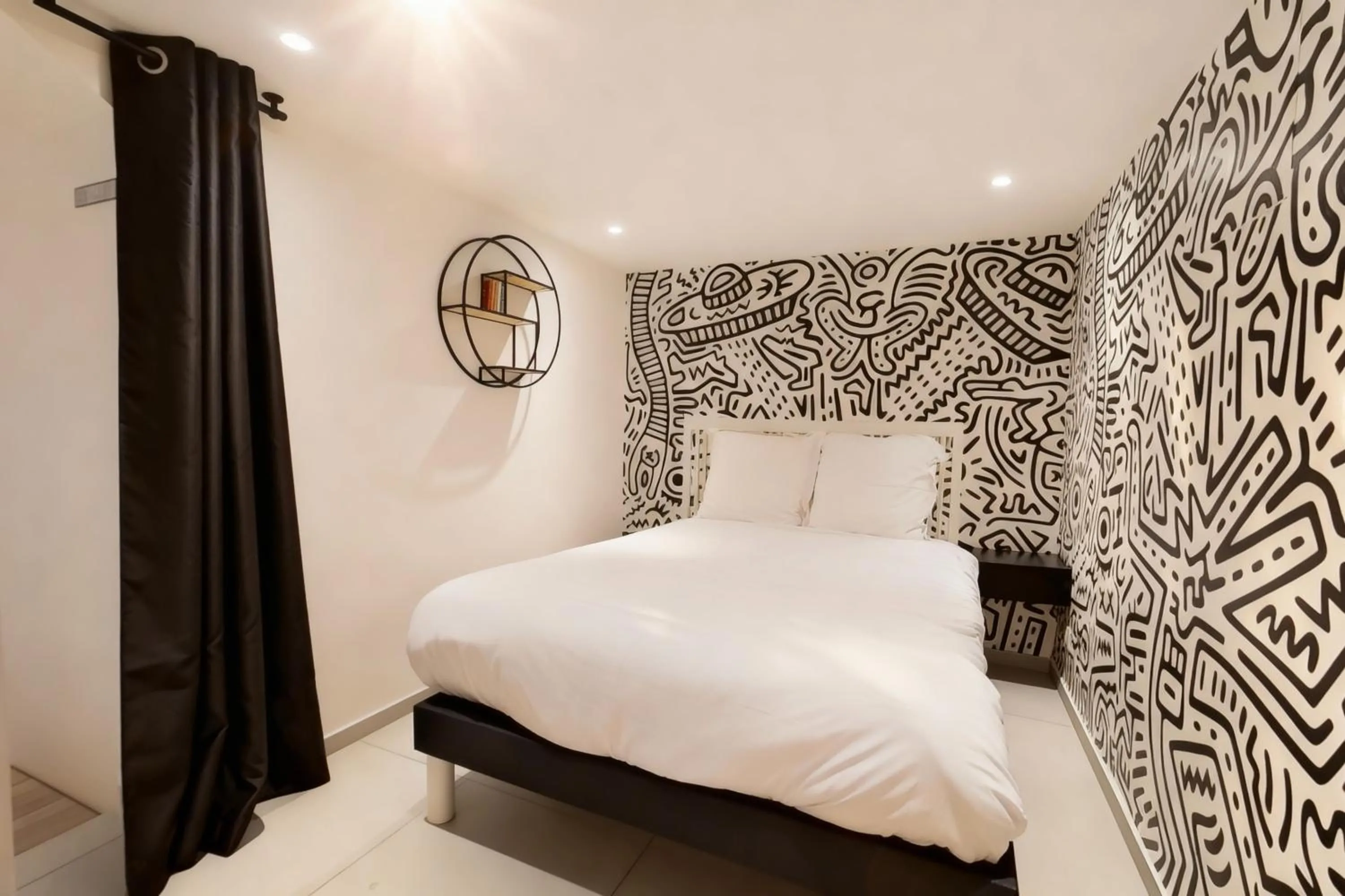 Bed in VILLA MARINA CANNES