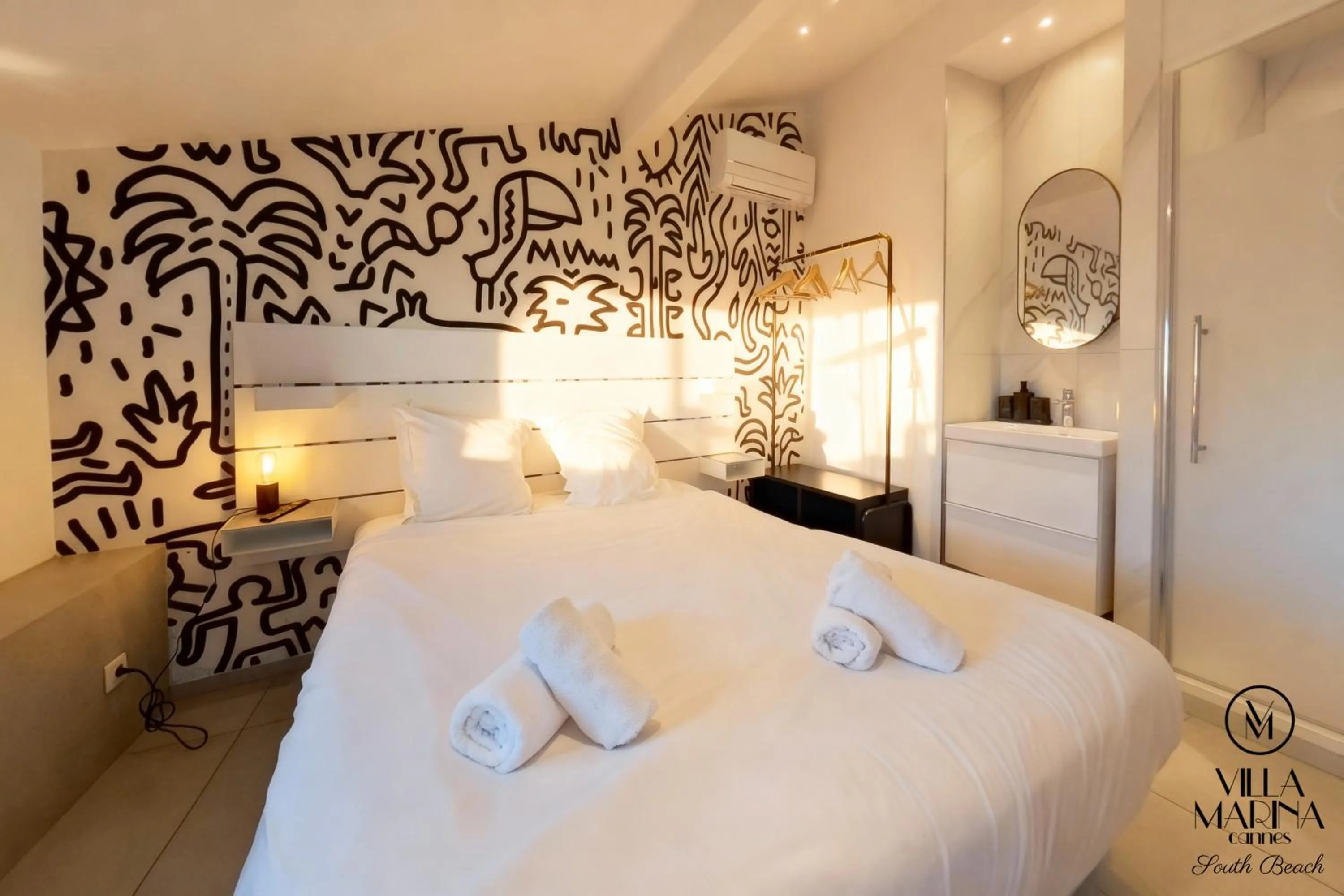 Bed in VILLA MARINA CANNES