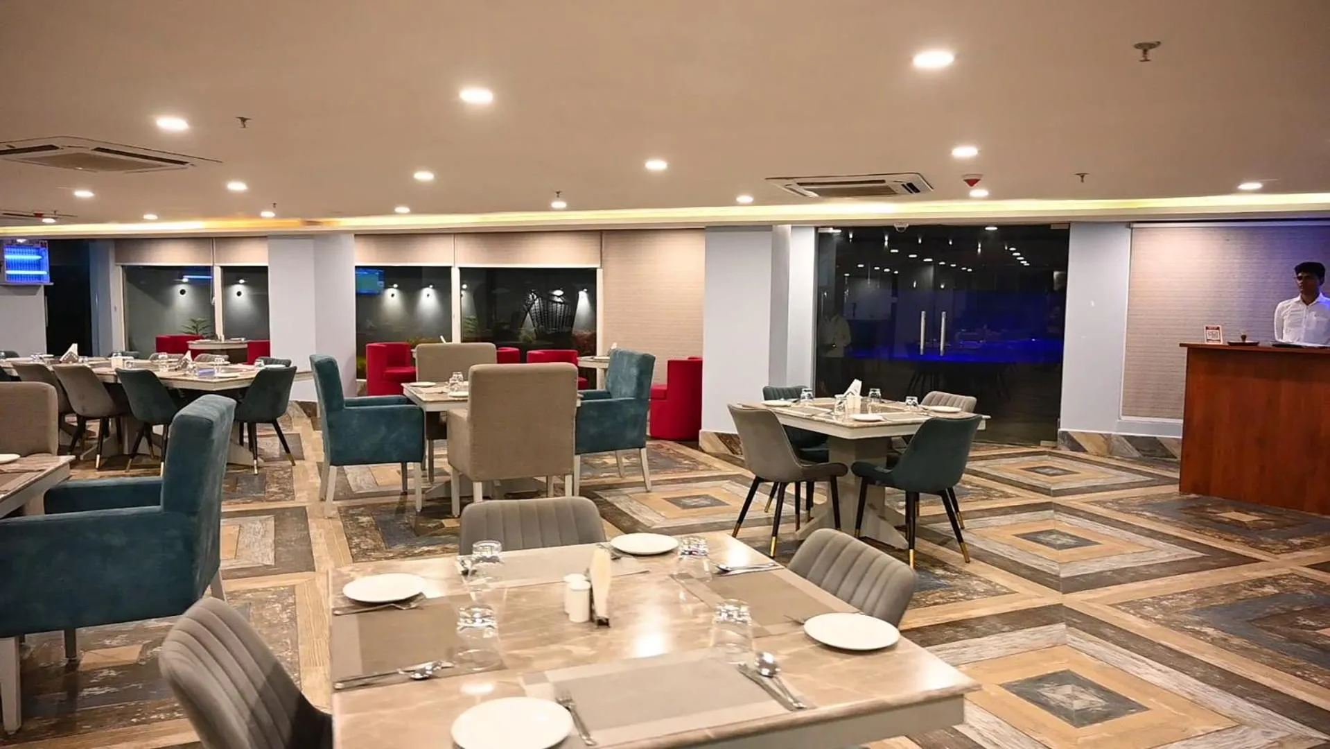 Restaurant/Places to Eat in Seven Hills Hotel