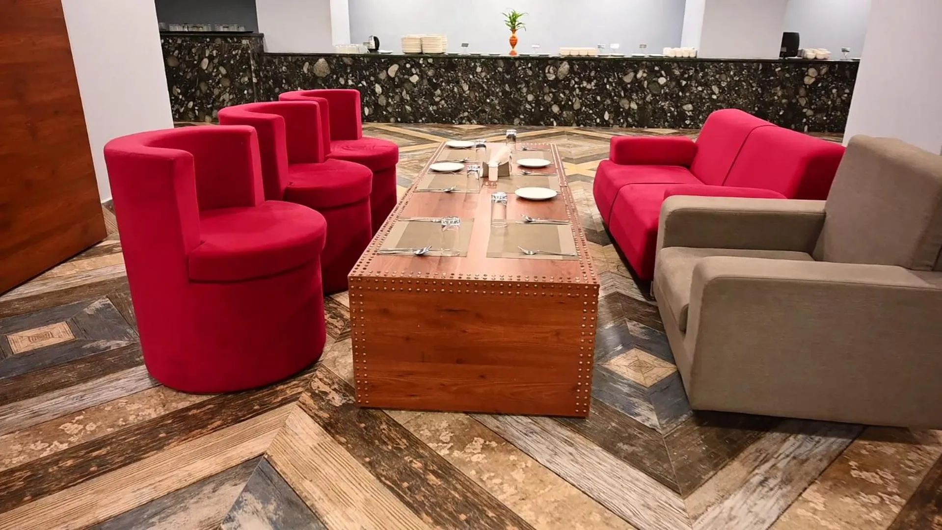 Restaurant/places to eat in Seven Hills Hotel