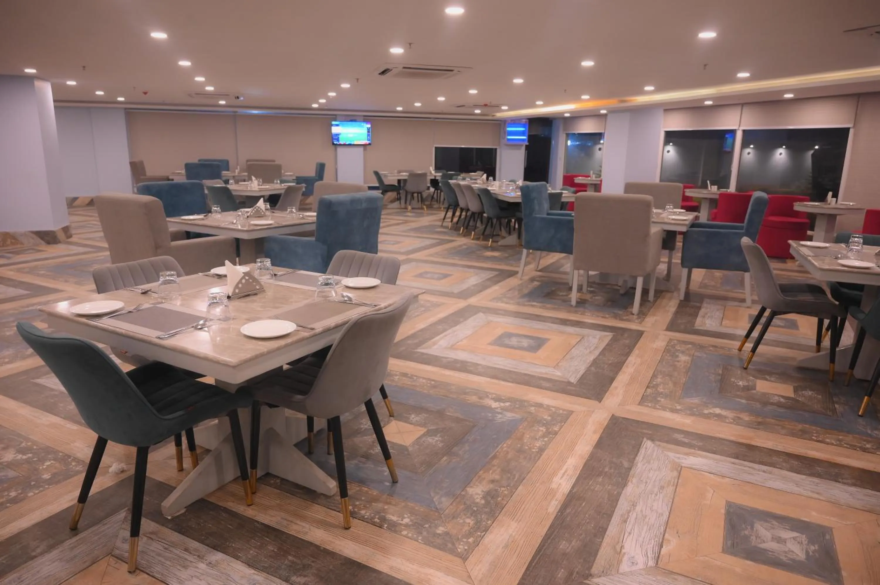 Restaurant/Places to Eat in Seven Hills Hotel