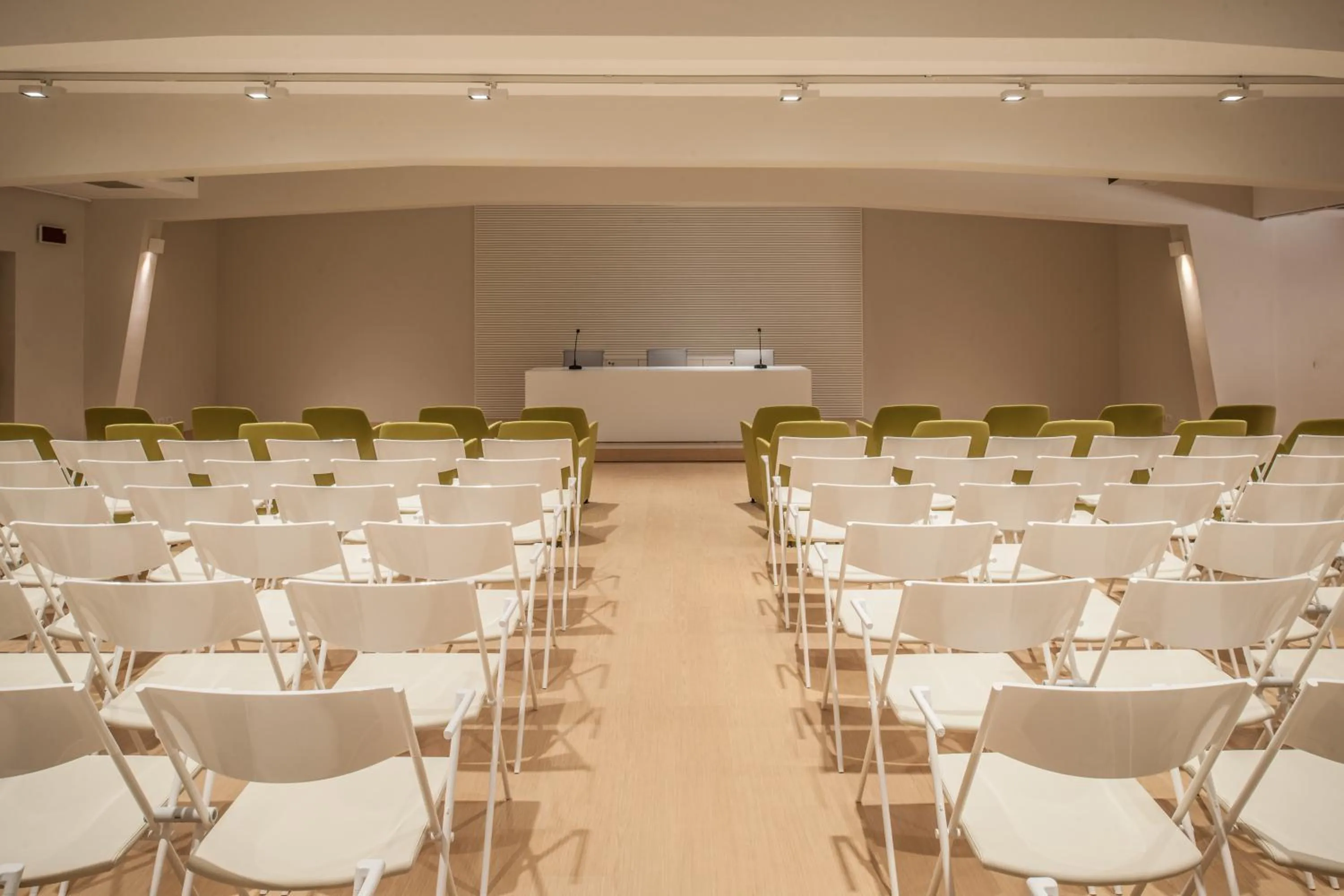 Business facilities in Cala Cuncheddi - VRetreats