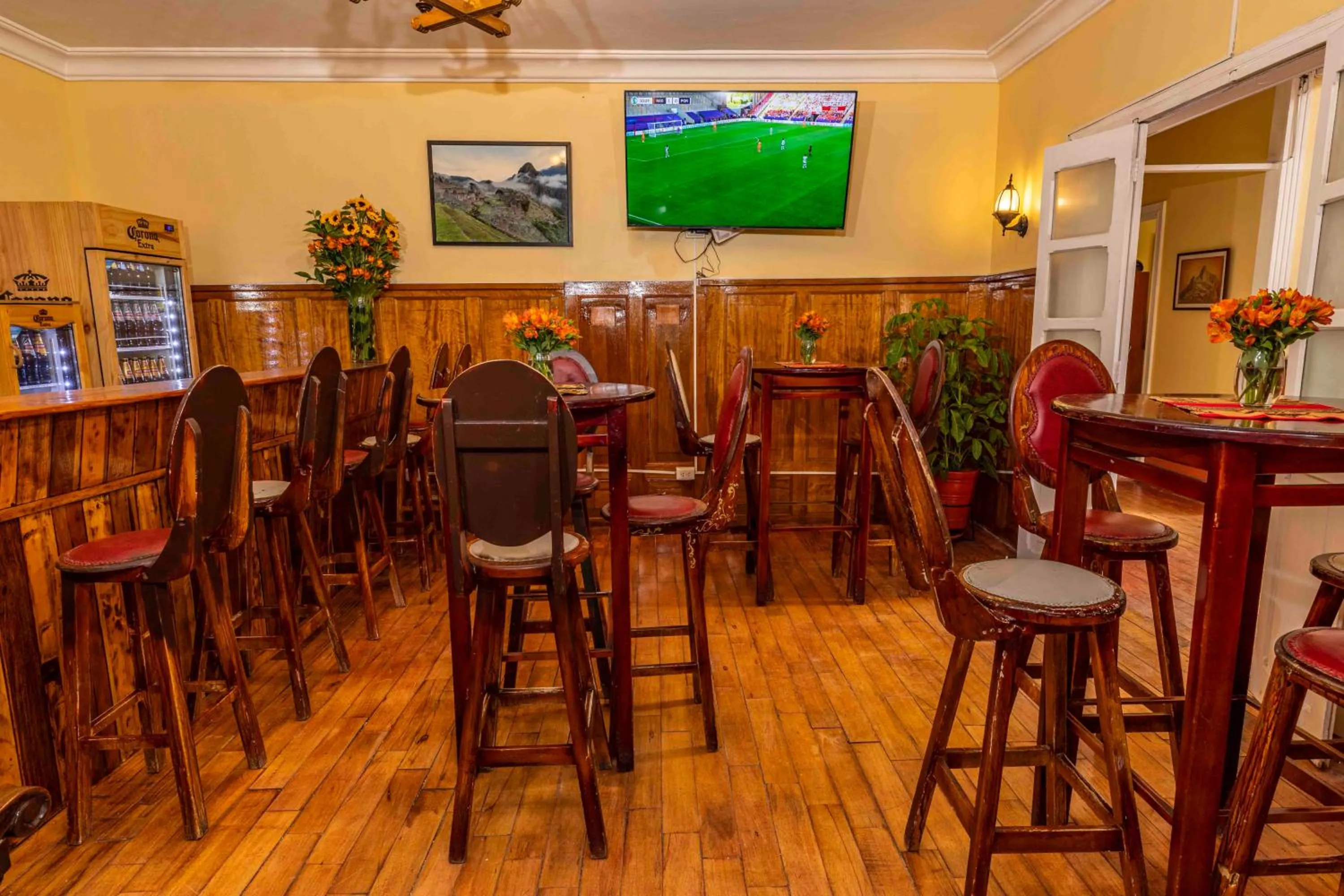 Restaurant/places to eat in Eco Inn