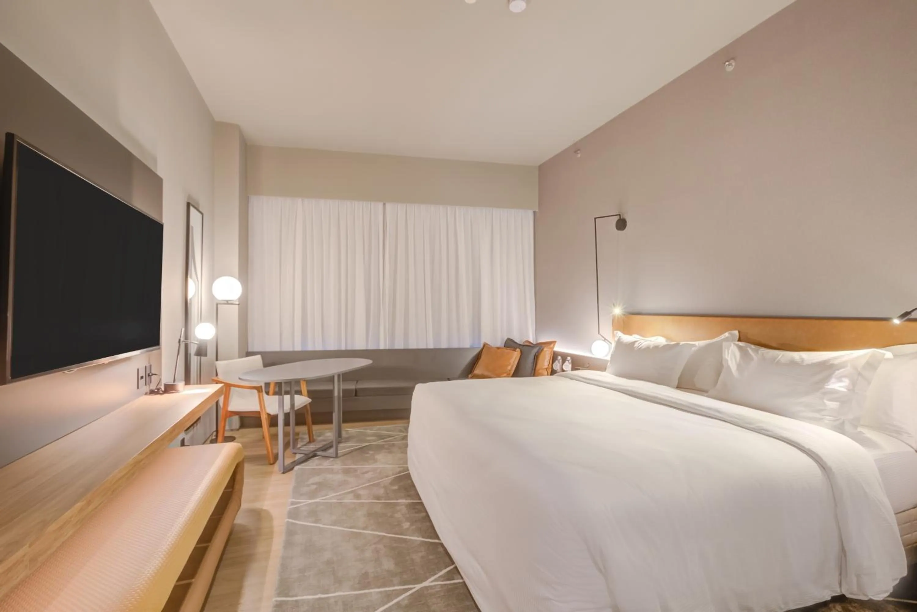 Photo of the whole room, Bed in DoubleTree by Hilton Porto Alegre