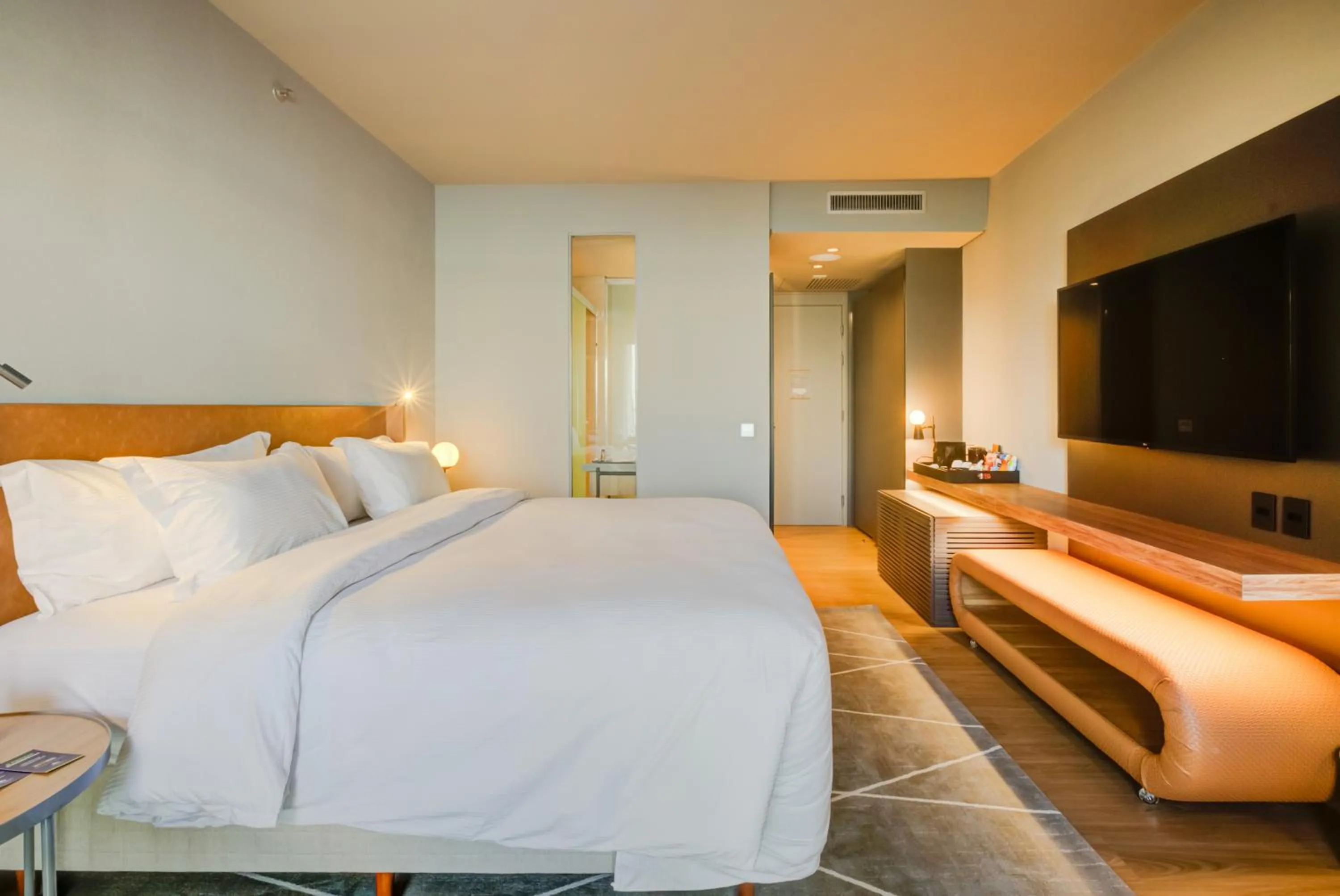 Photo of the whole room, Bed in DoubleTree by Hilton Porto Alegre