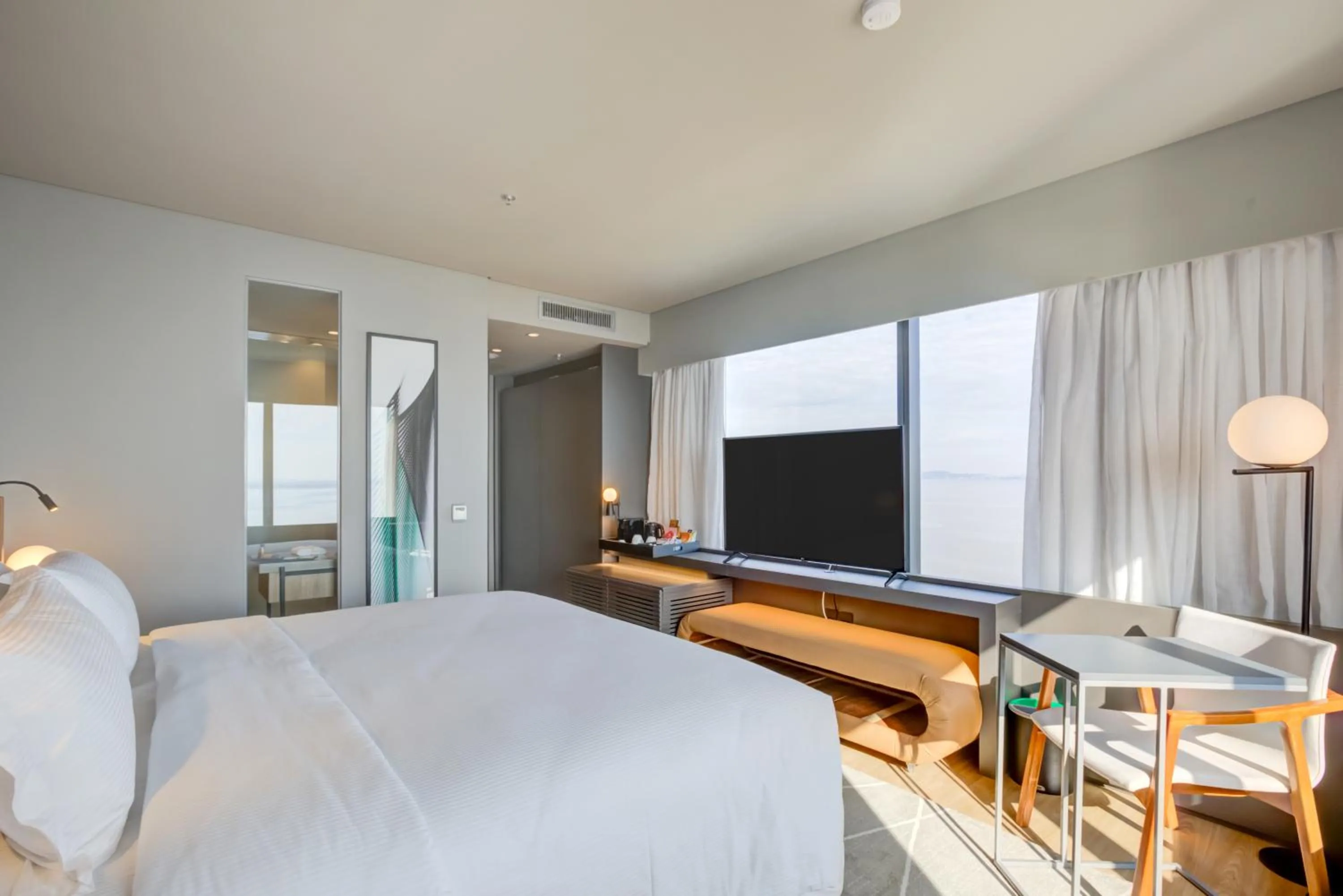 Photo of the whole room, Bed in DoubleTree by Hilton Porto Alegre