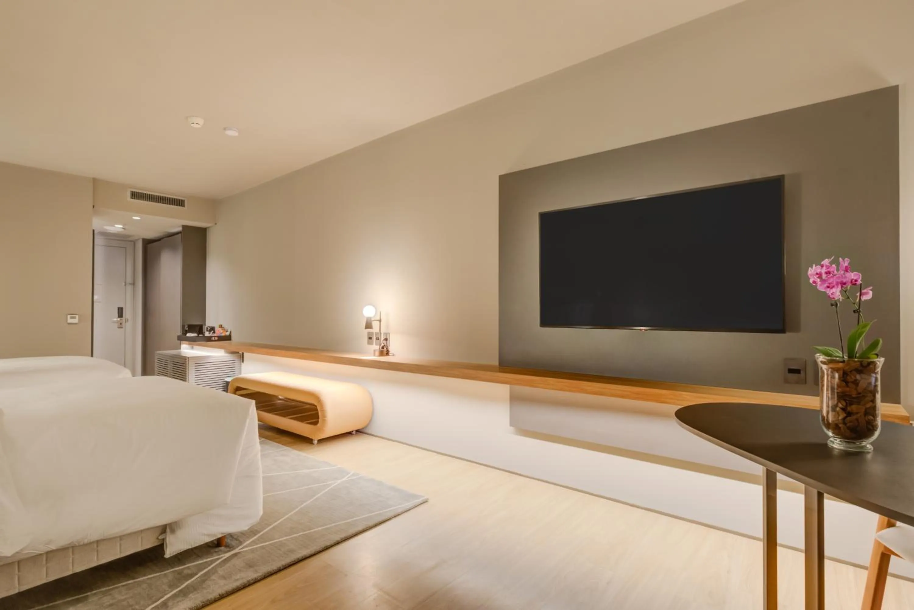 Photo of the whole room, Bed in DoubleTree by Hilton Porto Alegre