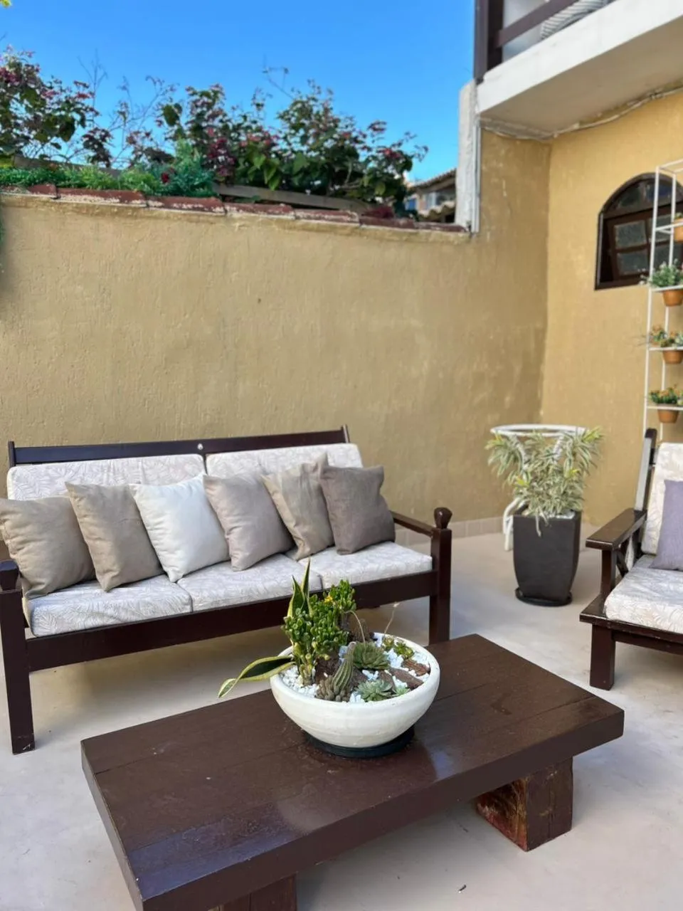 Seating area in Pousada Porto Búzios