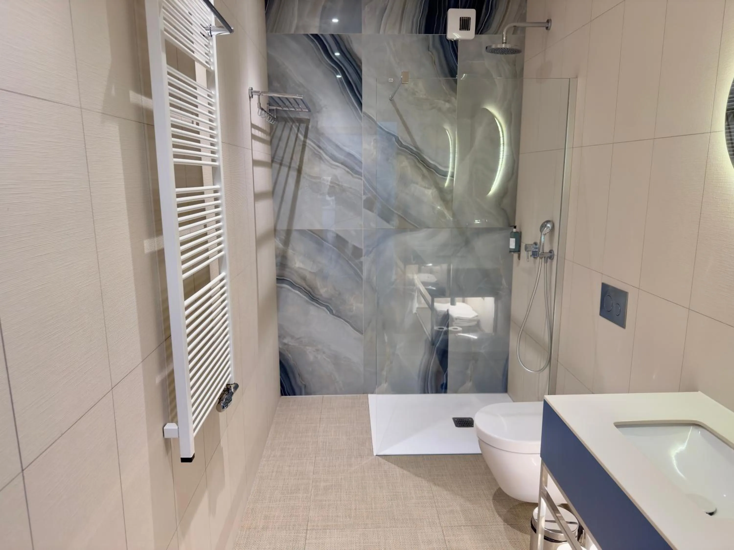 Shower in Hotel Zhong Hua