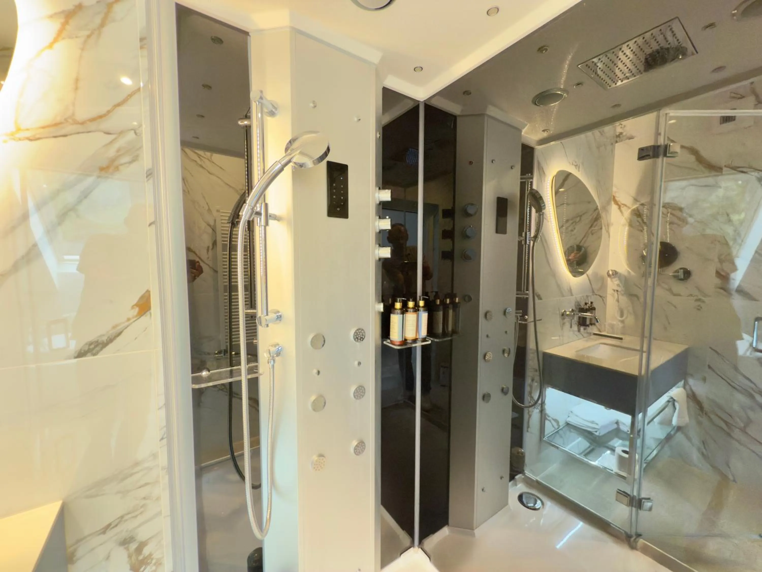 Shower in Hotel Zhong Hua