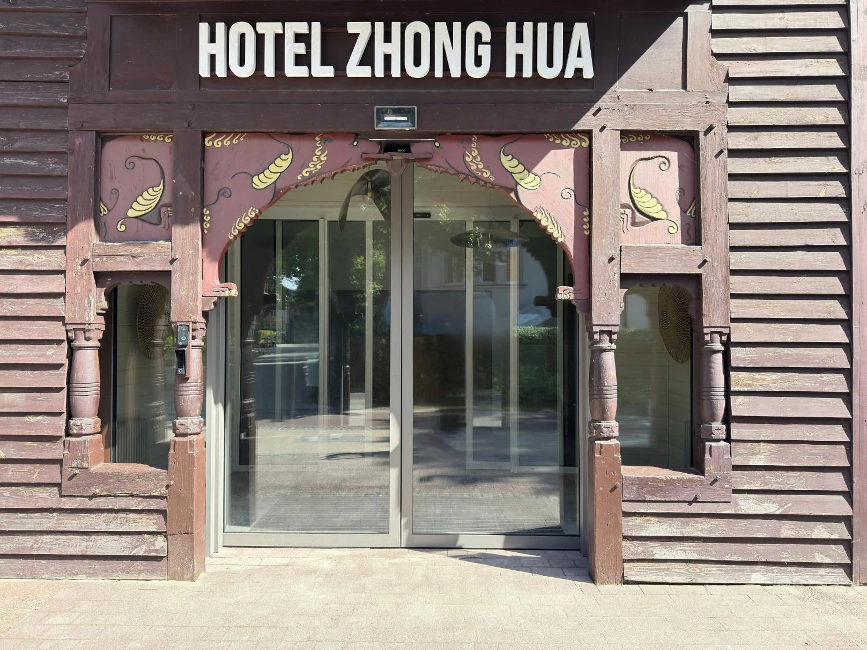 Facade/entrance in Hotel Zhong Hua