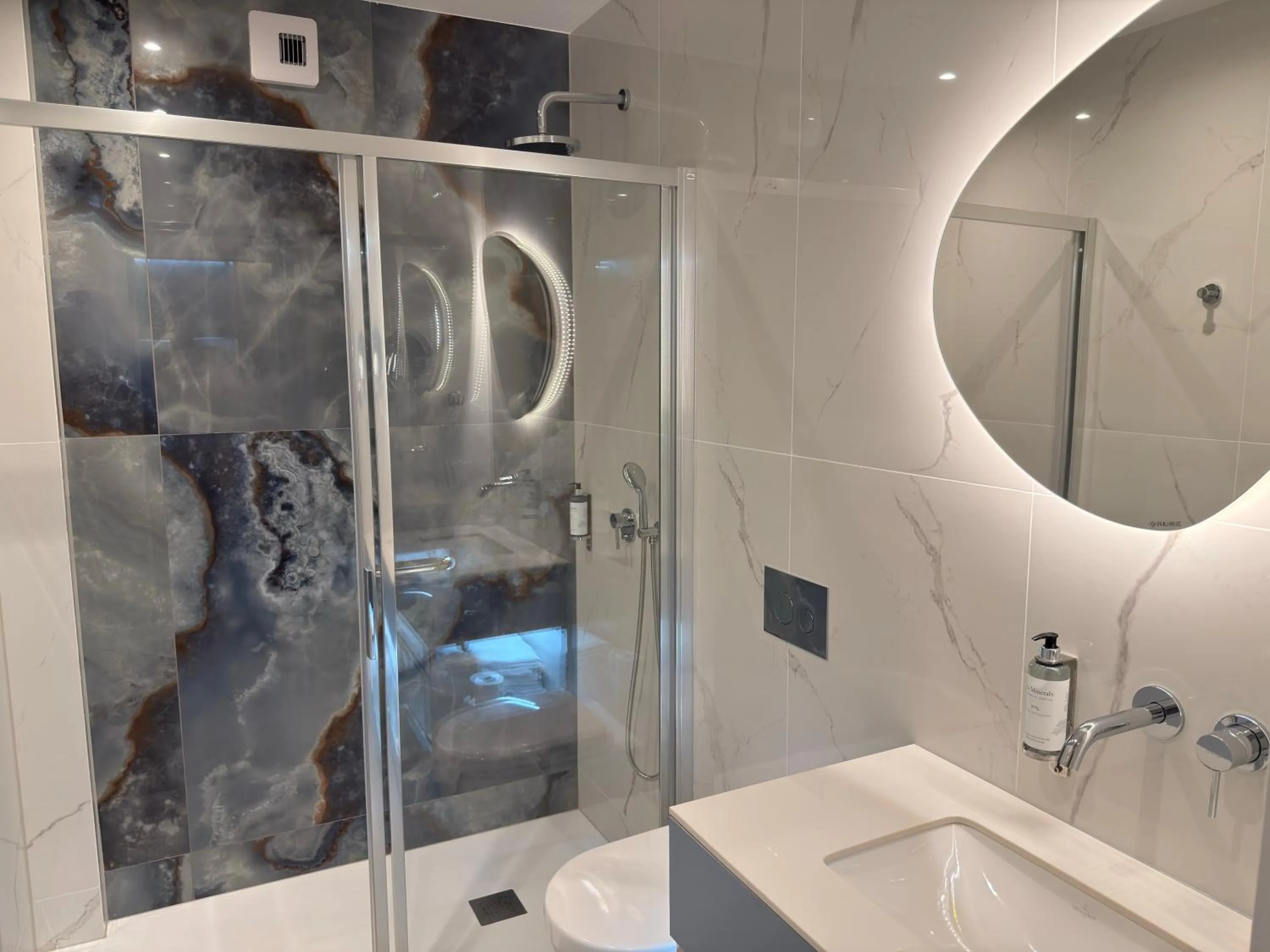 Shower in Hotel Zhong Hua